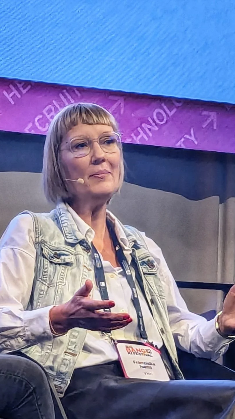 Franziska Ivens spricht als Referentin bei einer Konferenz über Arbeiten. mit Krebs