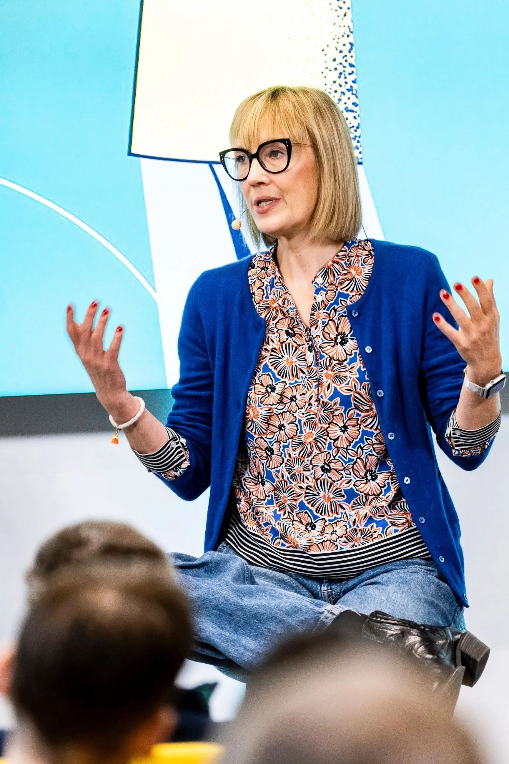 Franziska Ivens hält einen Vortrag im Sitzen und spricht mit dem Publikum über KI im Alltag mit Krebs.