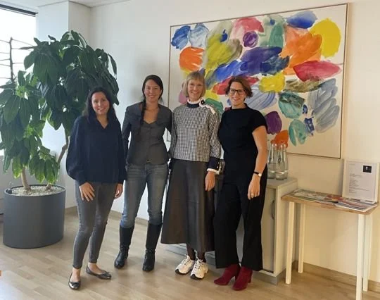 Gruppenfoto von Frauen im beruflichen Austausch bei einer Veranstaltung zu KI in der Onkologie