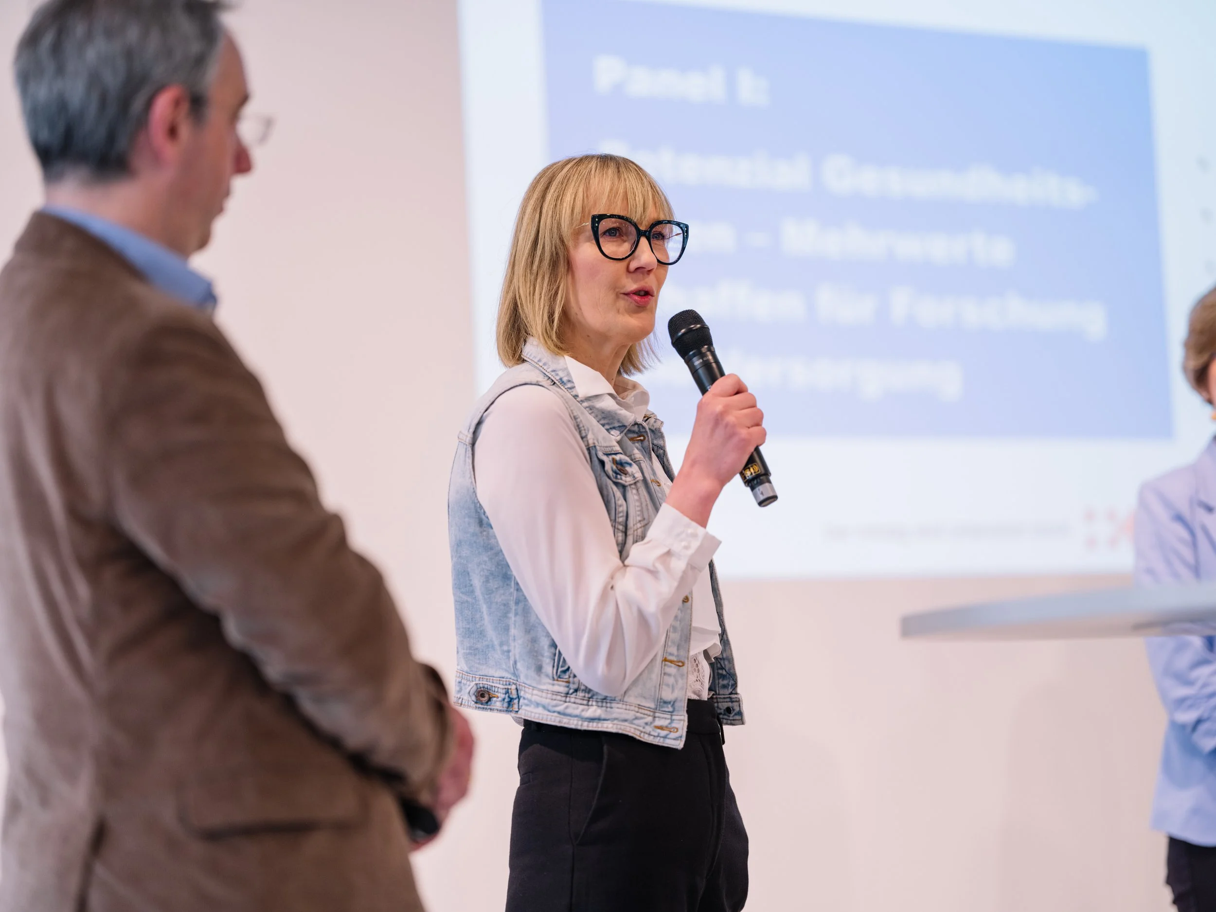 Franziska Ivens als Speakerin bei einem Event, spricht über den Einsatz von KI und Datennutzung im Kontext von Krebs.