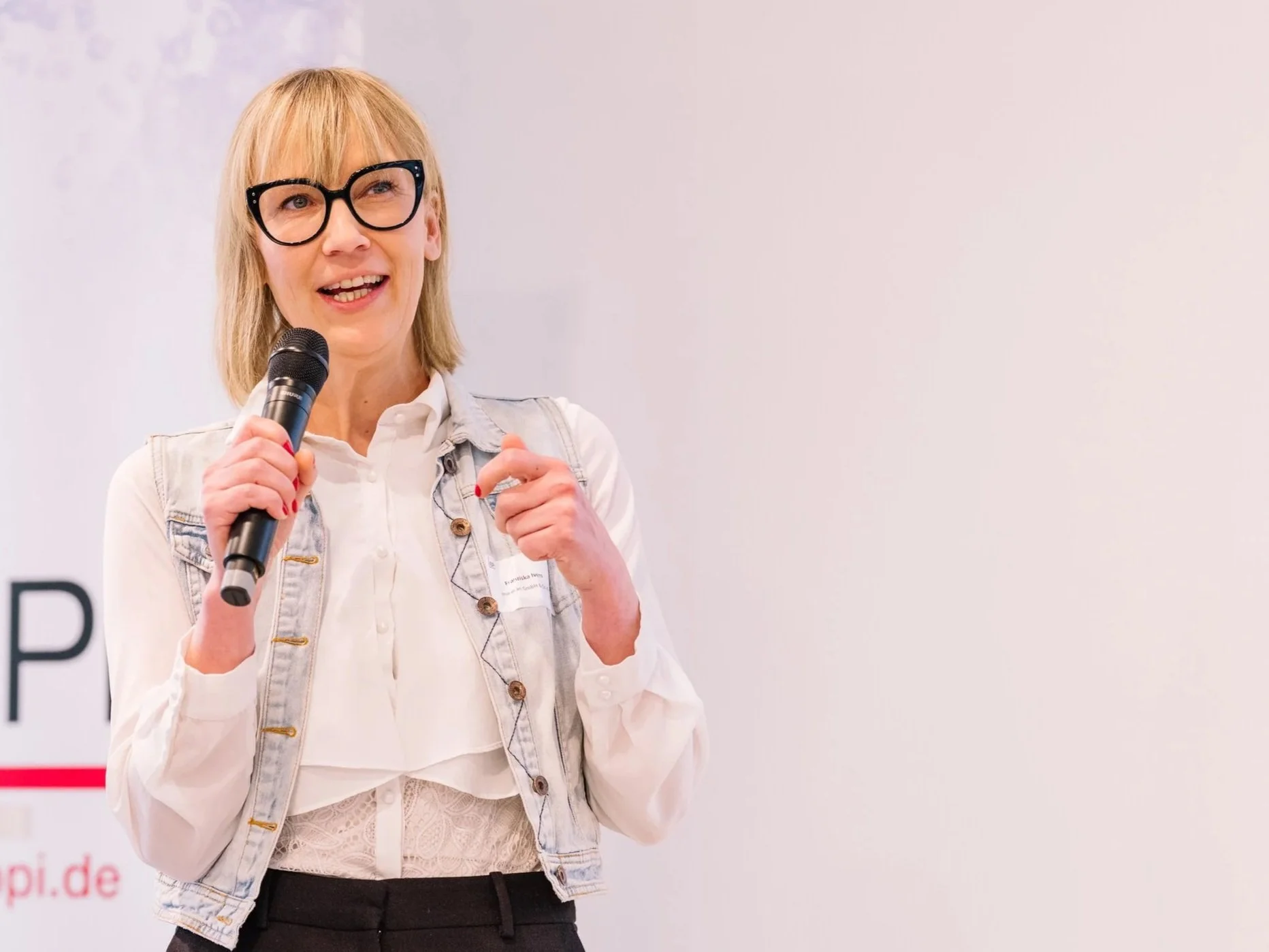 Franziska Ivens spricht als Referentin bei einer Veranstaltung über KI im Gesundheitskontext und Krebs.