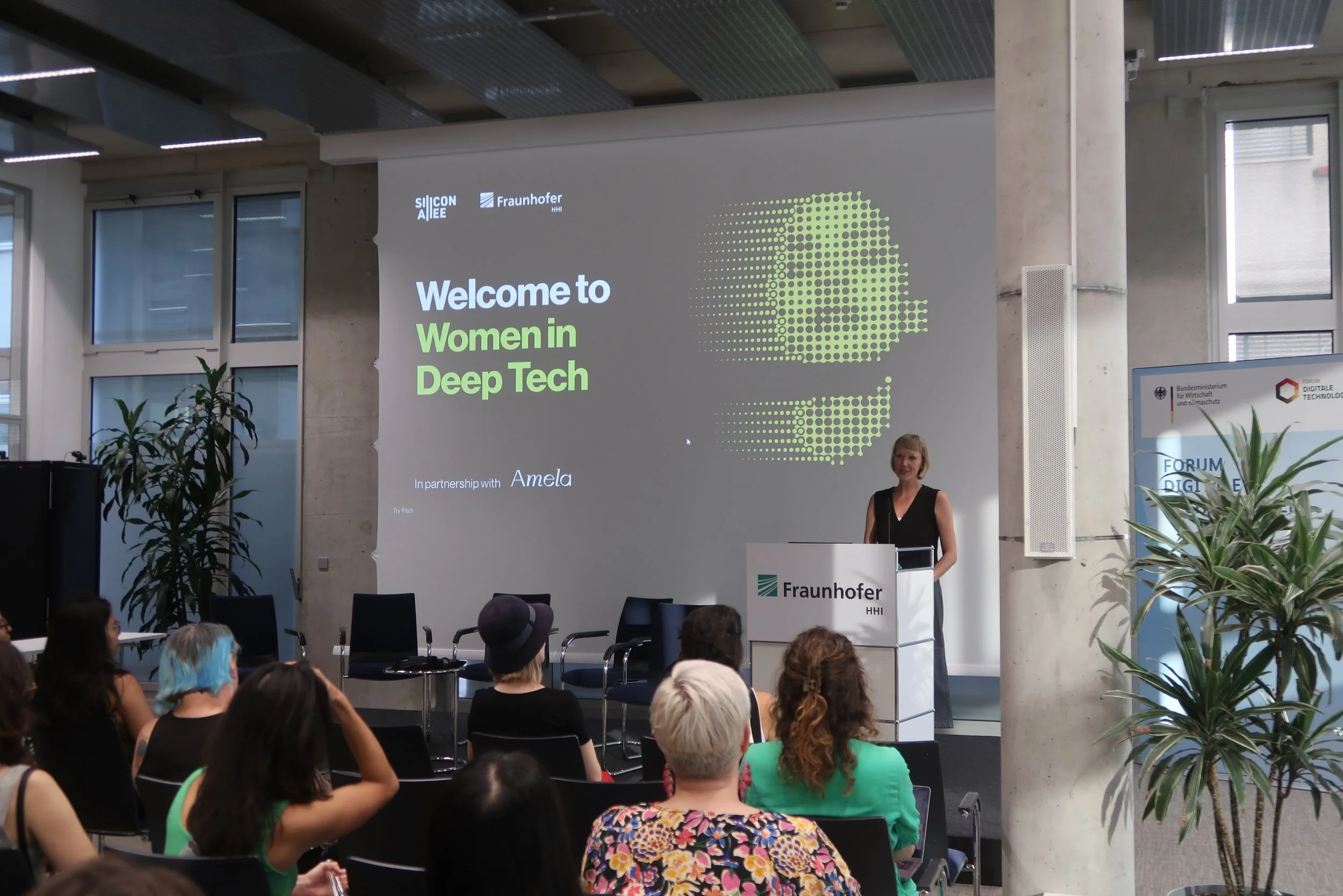 Franziska Ivens spricht bei einer Konferenz über Deep Tech vor Publikum.