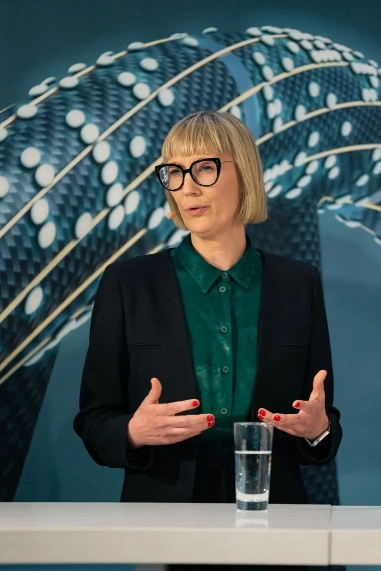 Franziska Ivens erläutert Inhalte zu KI in der Onkologie bei einer Präsentation vor Publikum.