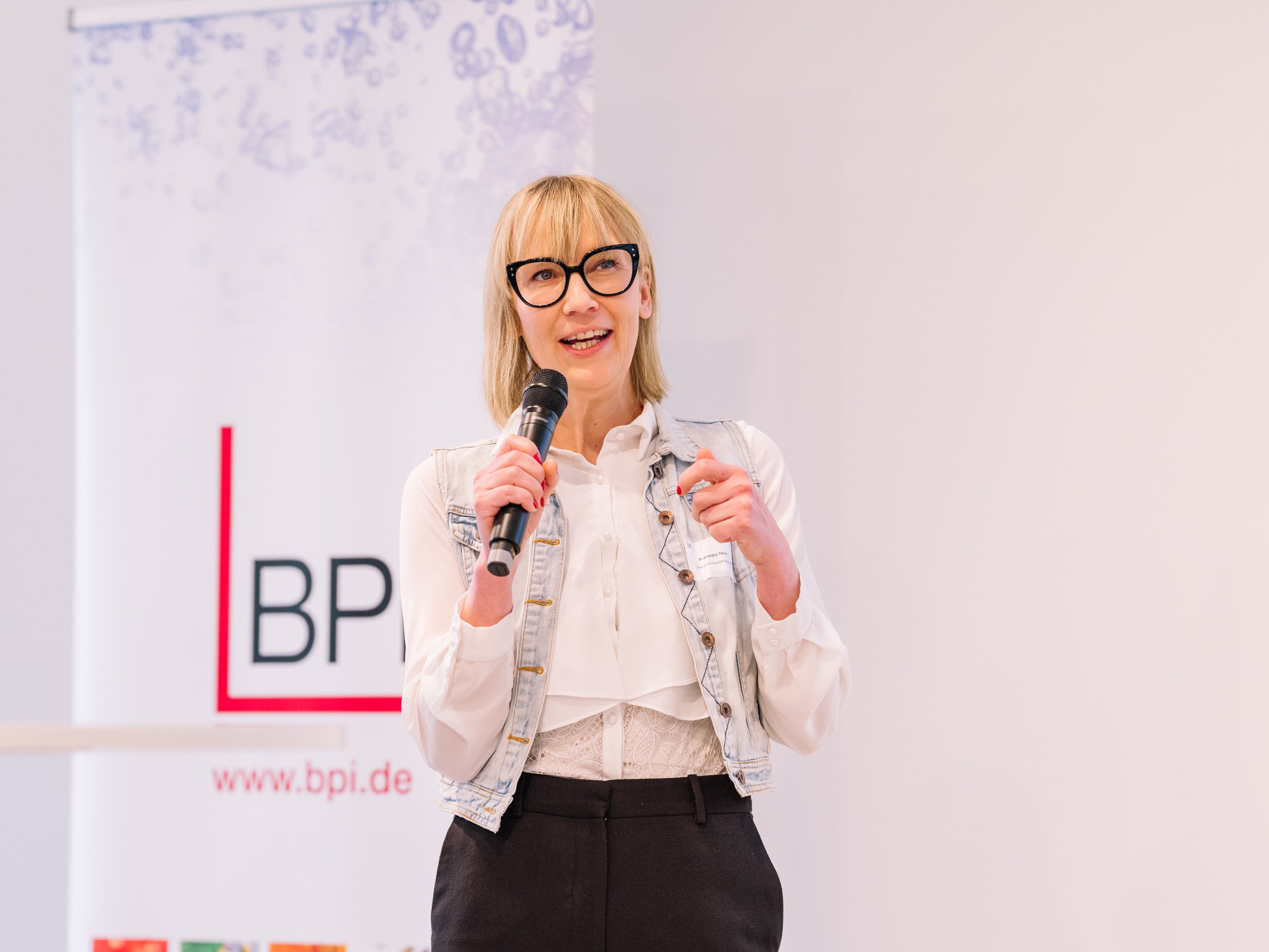 Franziska Ivens hält einen Vortrag als Speakerin bei einer Unternehmensveranstaltung zu KI und gesellschaftlichen Fragen.