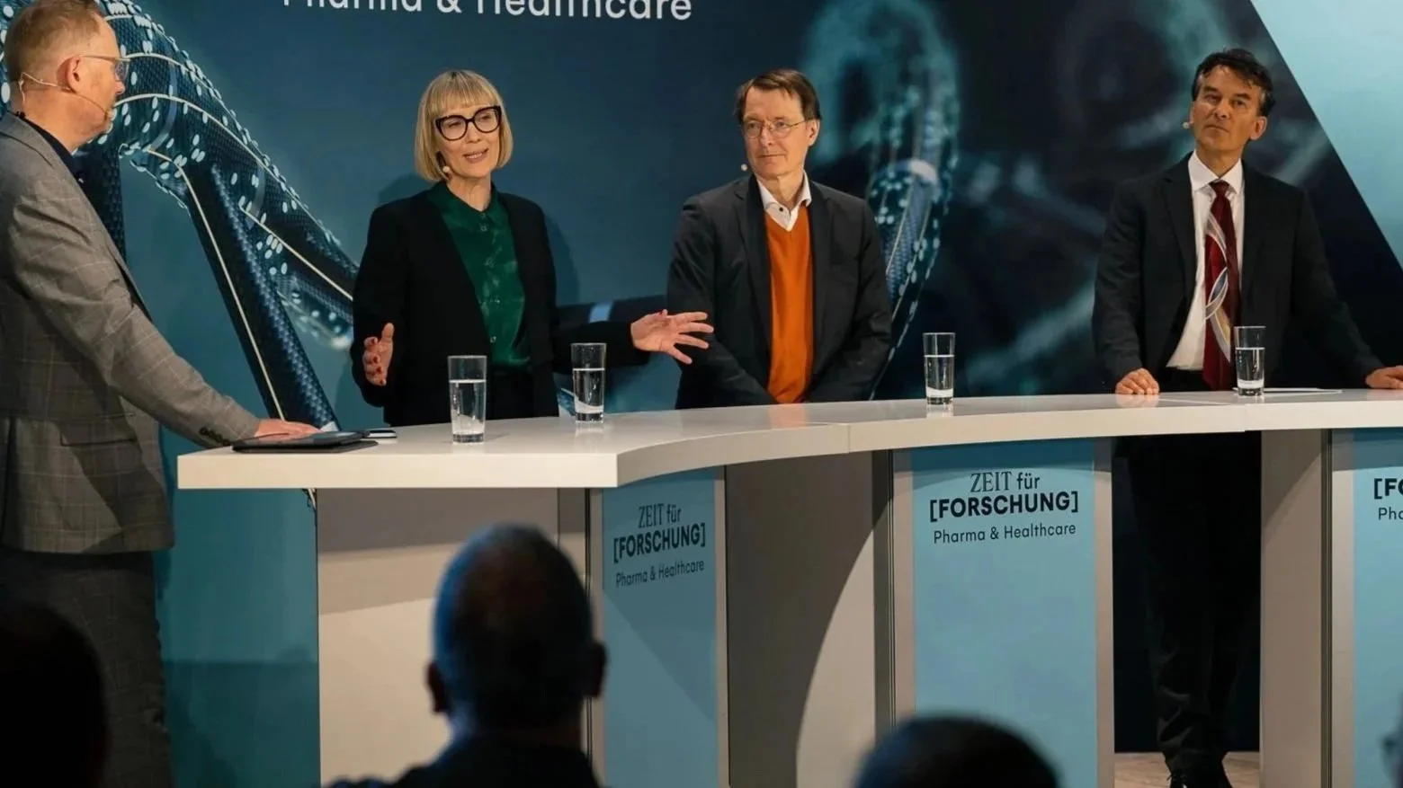 Podiumsdiskussion auf einer Fachveranstaltung zu KI in der Onkologie, Pharma, Gesundheitsforschung und gesellschaftlichen Perspektiven.
