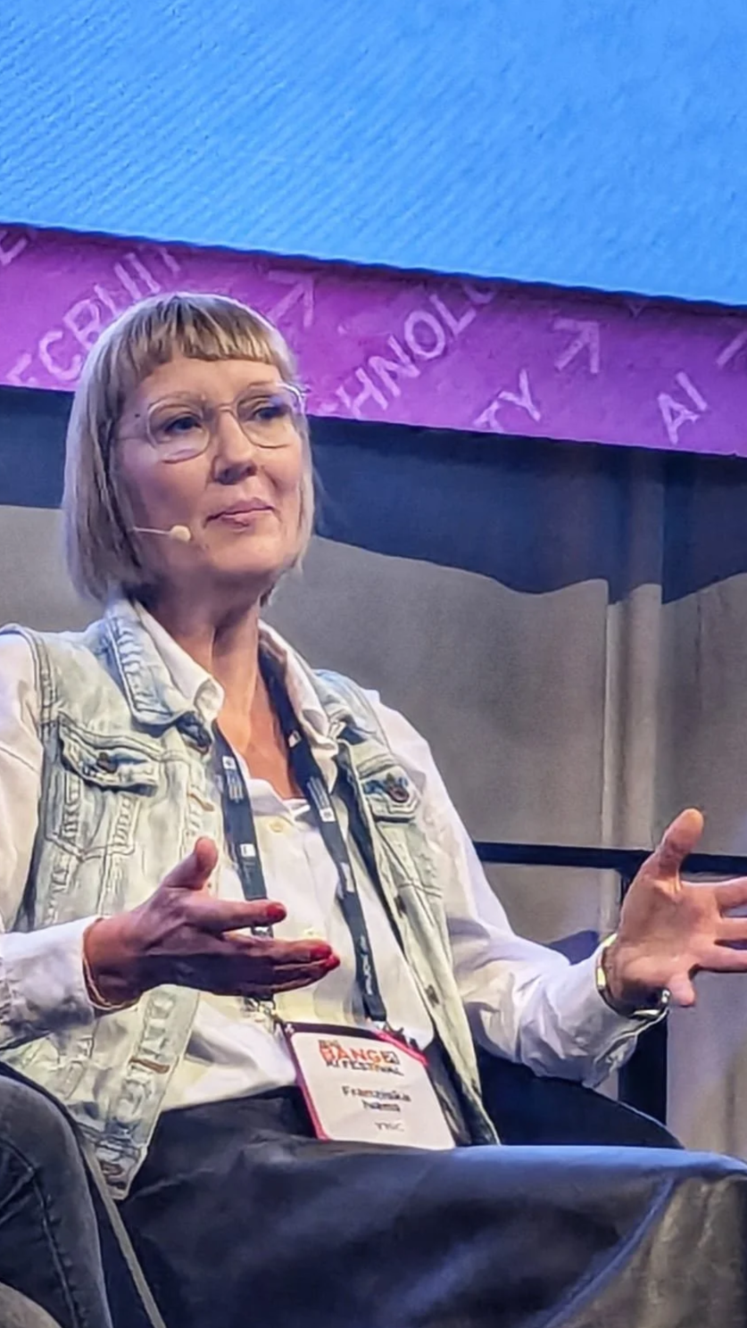 Franziska Ivens spricht auf einem Panel bei einer Konferenz zu Arbeiten mit Krebs und gesellschaftlichen Fragen.