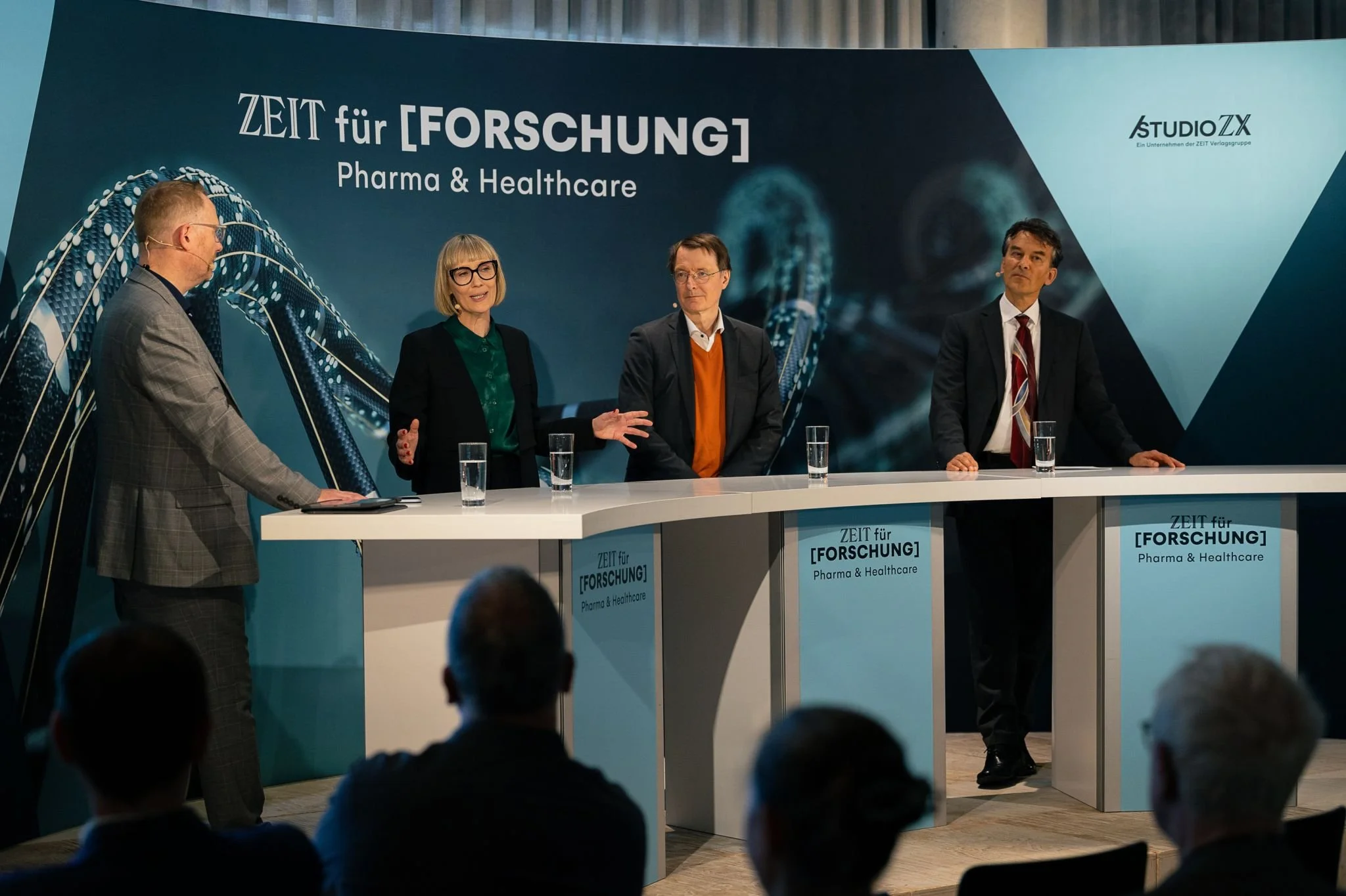 Podiumsdiskussion auf einer Fachveranstaltung zu KI in der Onkologie, Pharma, Gesundheitsforschung und gesellschaftlichen Perspektiven.

