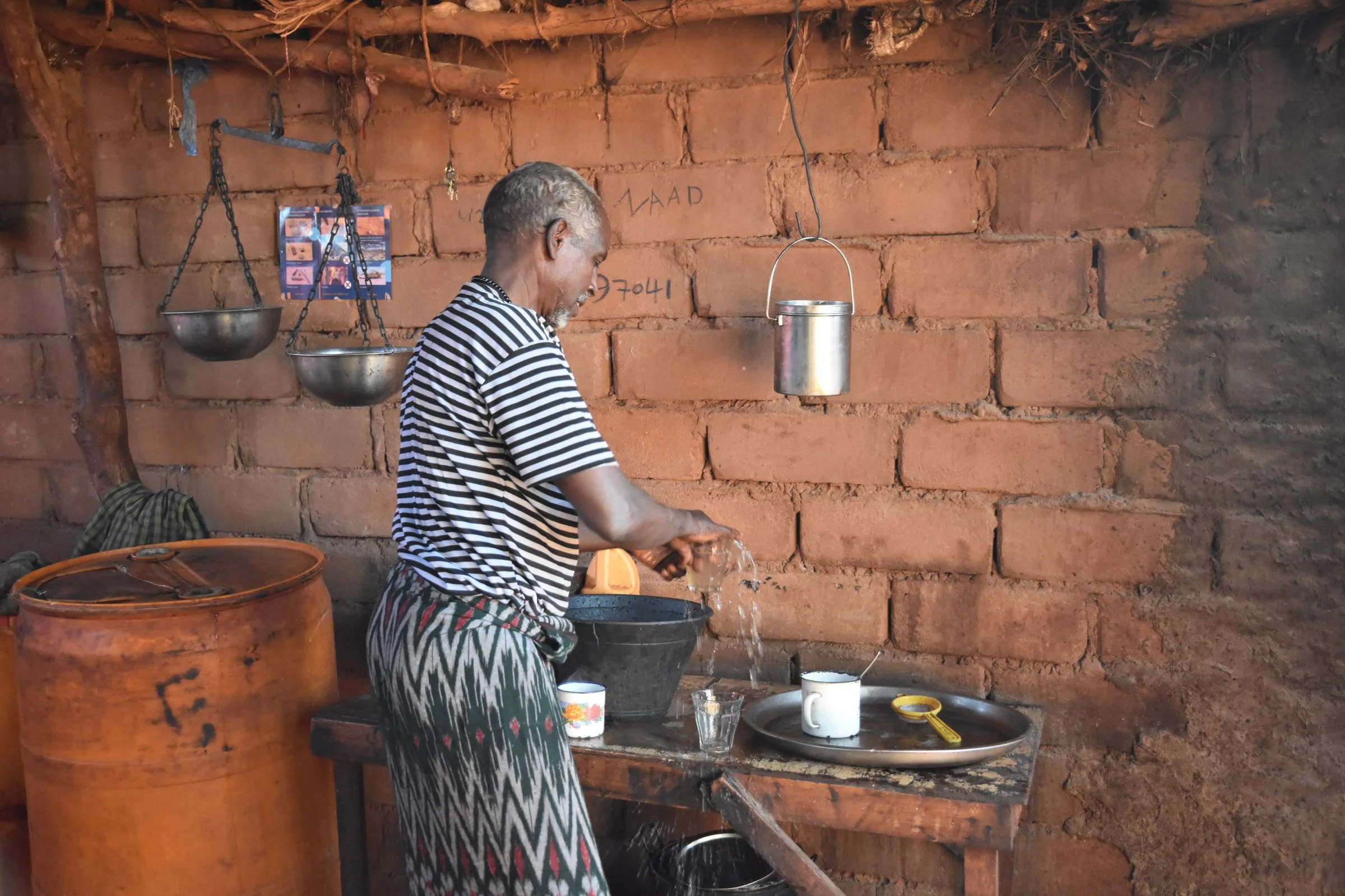 A man washes a glass in a teashop