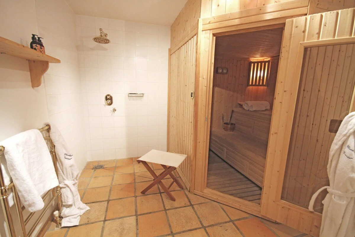 Chalet Gueret en-suite bathroom, luxury self-catered chalet near Morzine France