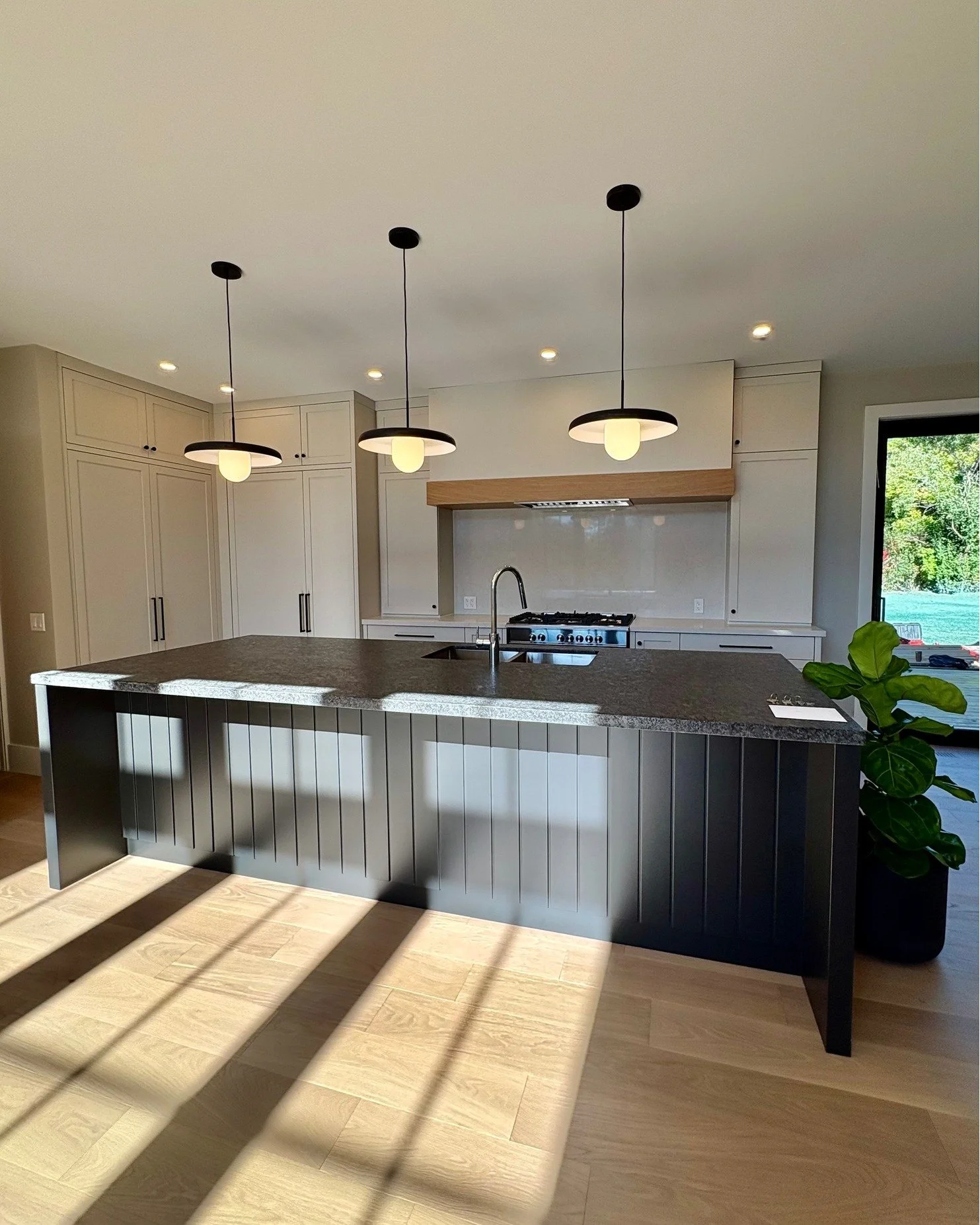 Designed for family moments, effortless hosting, and everyday living.

This kitchen and space was thoughtfully designed by our interior design team from function and style, to colours. From concept to completion, we poured care into every detail.

Le