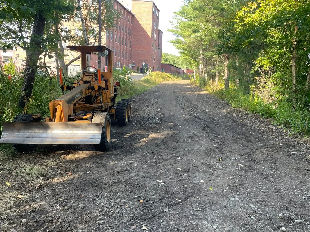 For the final step in preparation of the trail for the ledgepack, Hi-Vis Hunter graded the trail. All set now for surfacing, which started on Monday Sept 8th.