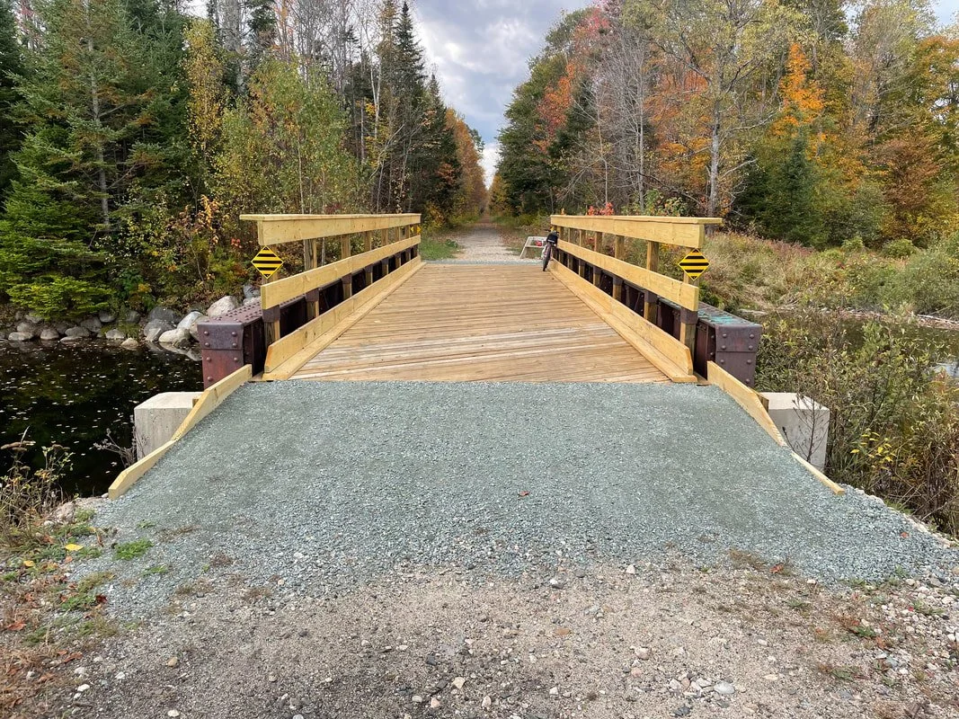 New deck and railings on the Israel River Bridge! The new support beams are hidden below the deck. Note the smooth ledgepack transition between deck and trail, no more BumpBump!