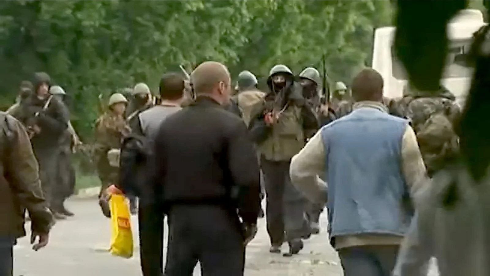 Cameraman Daniel Demoustier filmed the dramatic events in the city of Mariupol where unarmed civilians got killed during fights over a Police station.