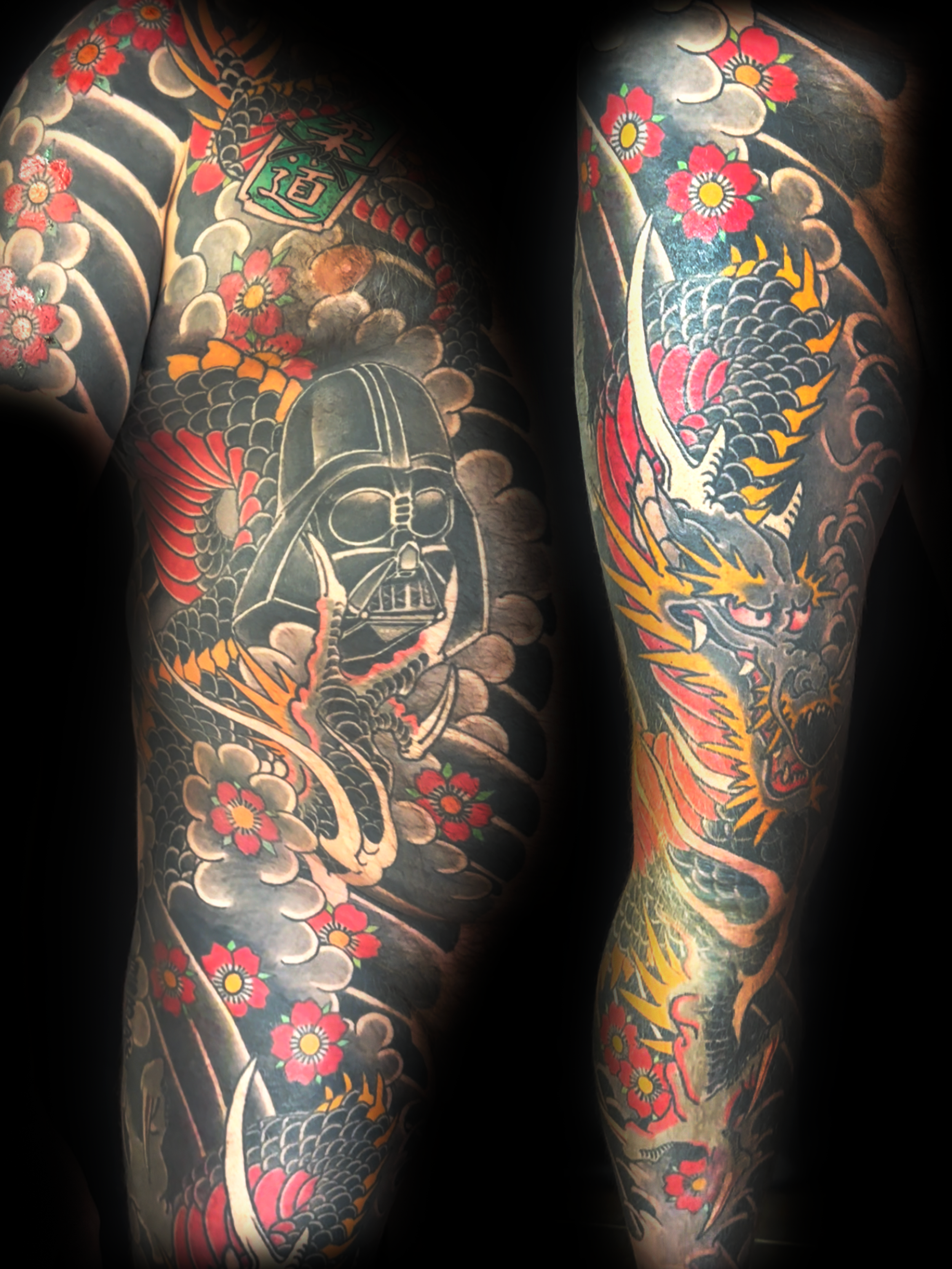 Tatouages colorés représentant un dragon et des fleurs roses sur les bras d'une personne.
