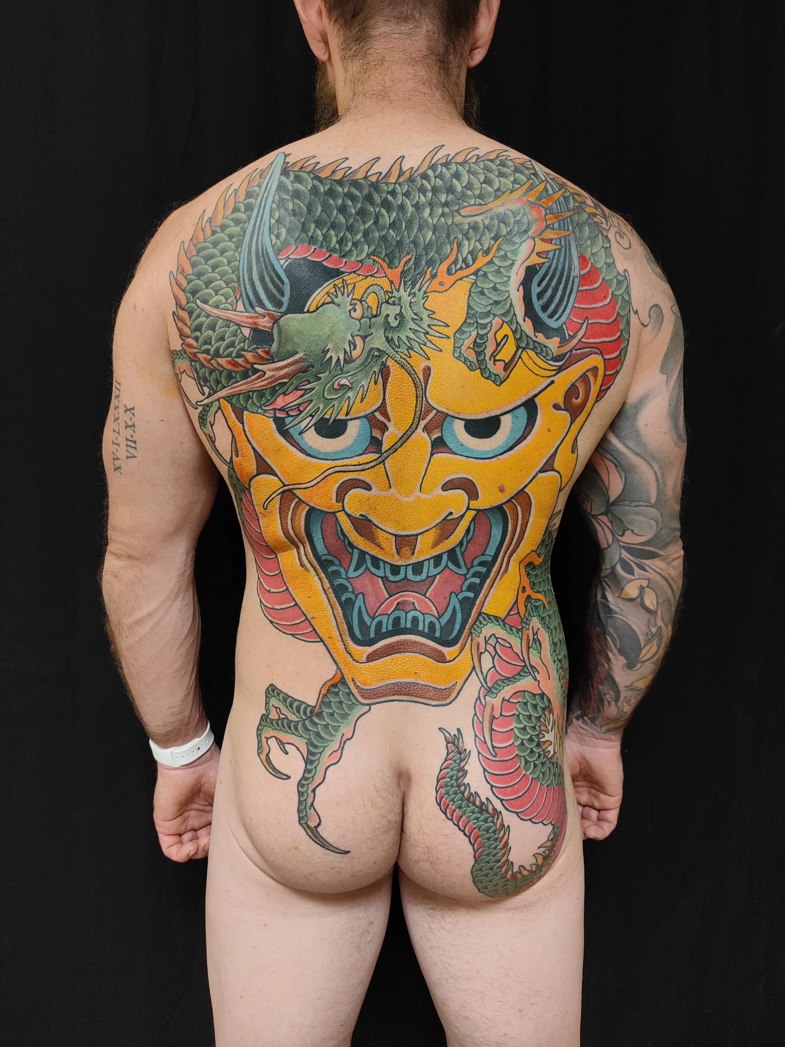 Tatouage coloré d'un dragon serpent chinois traditionnel couvrant le dos, en partie la région de la poitrine jusqu'aux hanches.