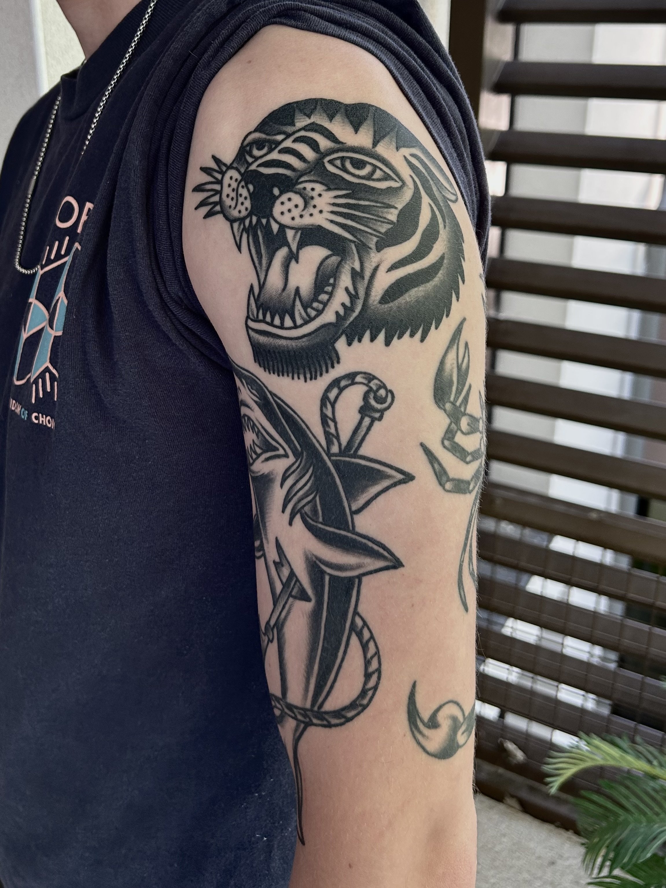 Tatouage d'une tête de tigre sur le bras d'une personne