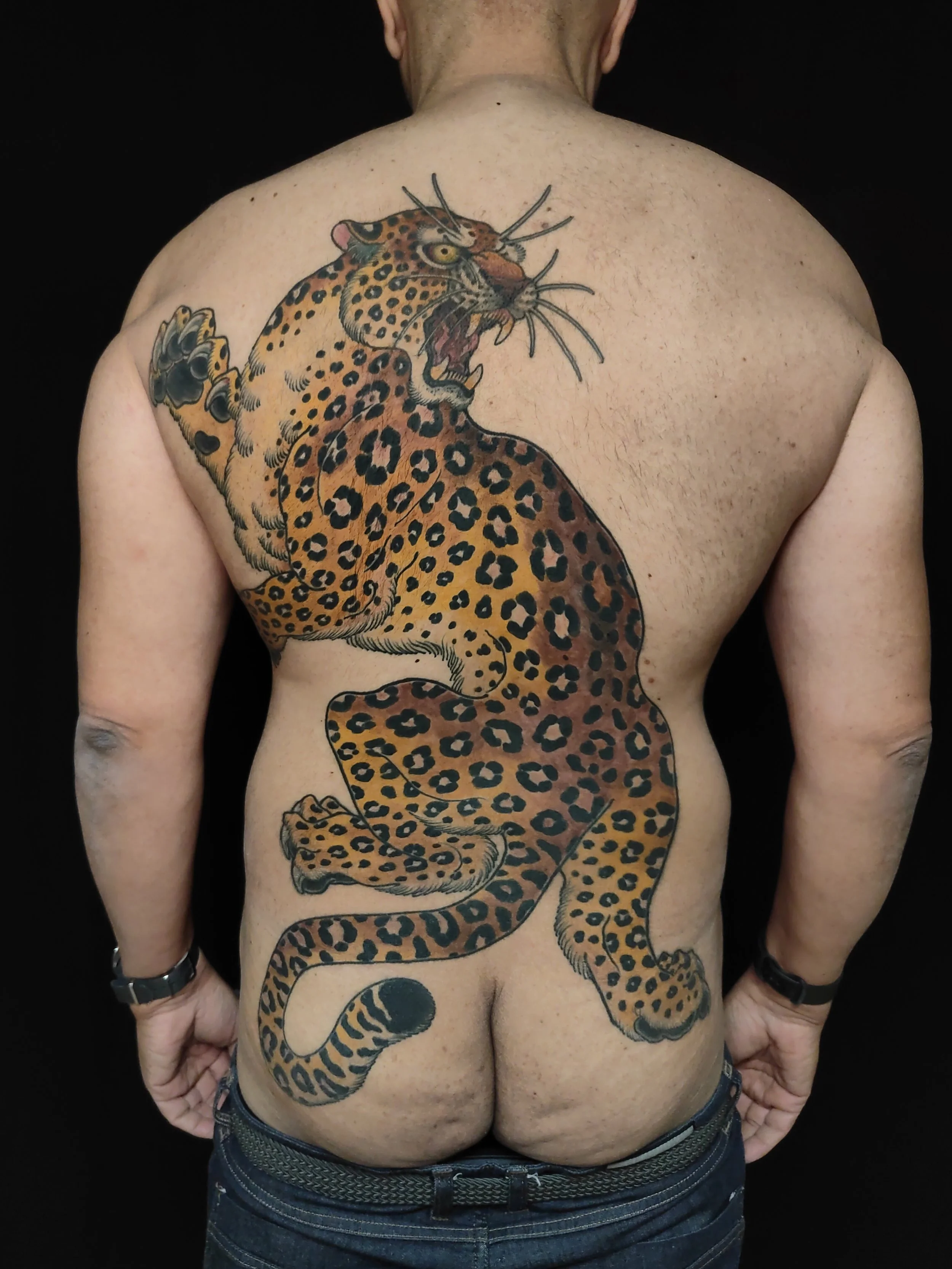 Tatouage d'un jaguar sur le dos d'un homme.