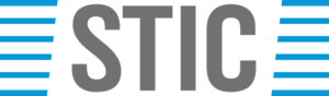 Das Bild zeigt den Schriftzug 'STIC' in großen, grauen Buchstaben mit blauen Linien im Hintergrund.
