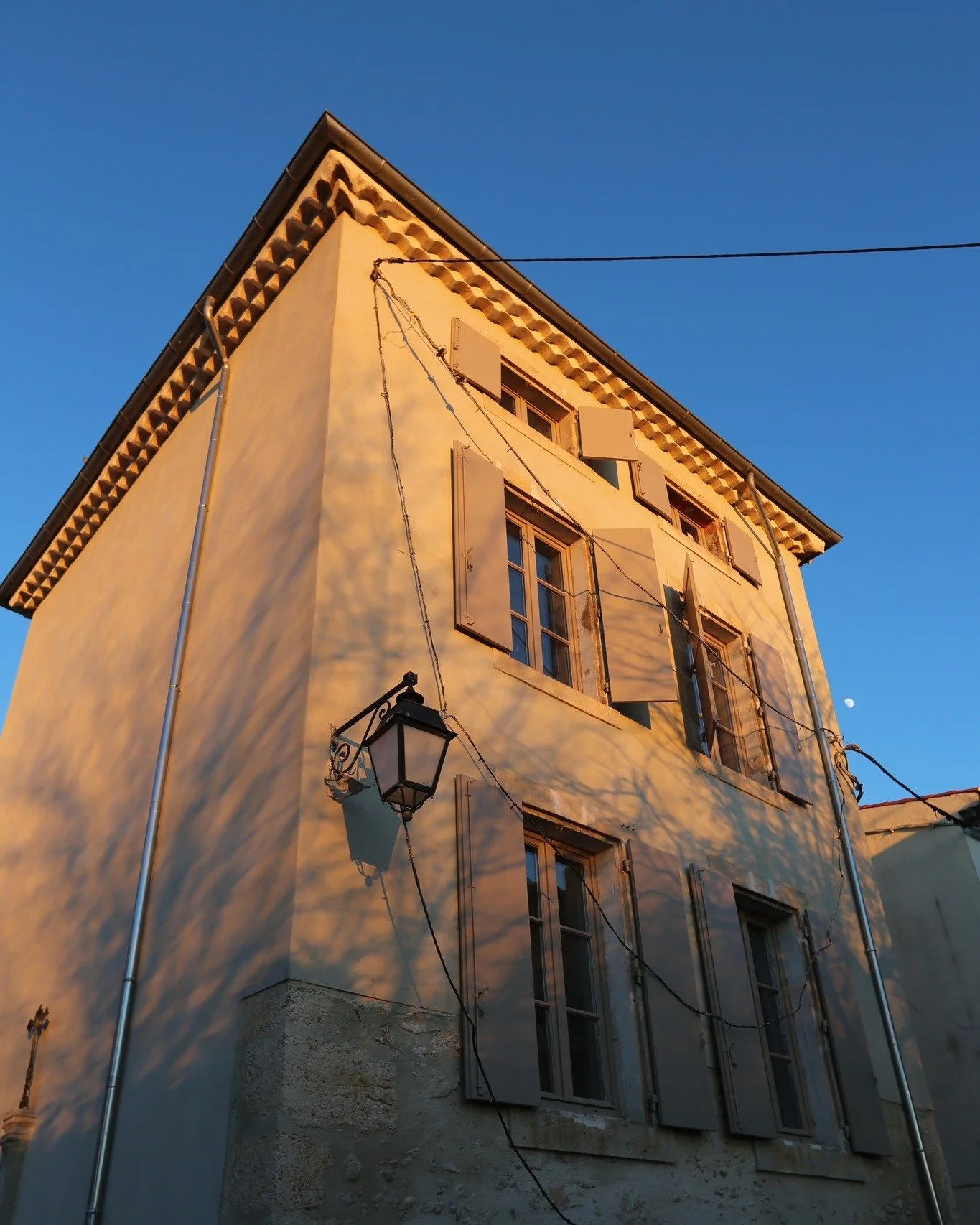 Transformatie van een oud gemeentehuisje in het charmante Puimisson, midden in de Languedoc.
Authentieke ziel behouden, hedendaags comfort toegevoegd.

#mortex 
#highendinterior
#maatwerk
#customdesign
#luxuryliving
#residentiarchitecture
#renovatie