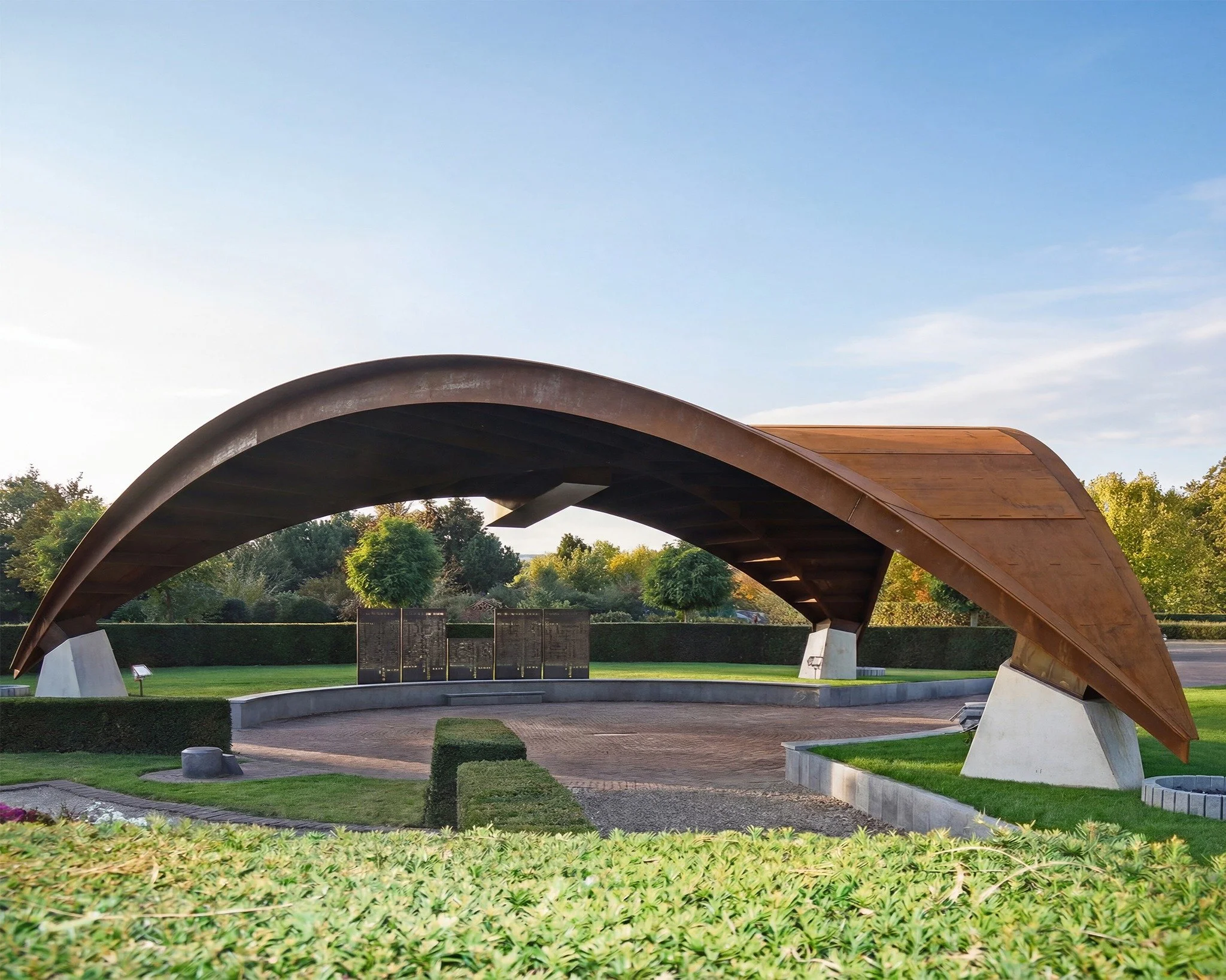 For the cemetery in Diepenbeek we designed this canopy as a place of shelter, reflection and remembrance.
The structure is crafted in corten steel, a material that ages beautifully and gradually becomes part of the landscape. With this project we wan