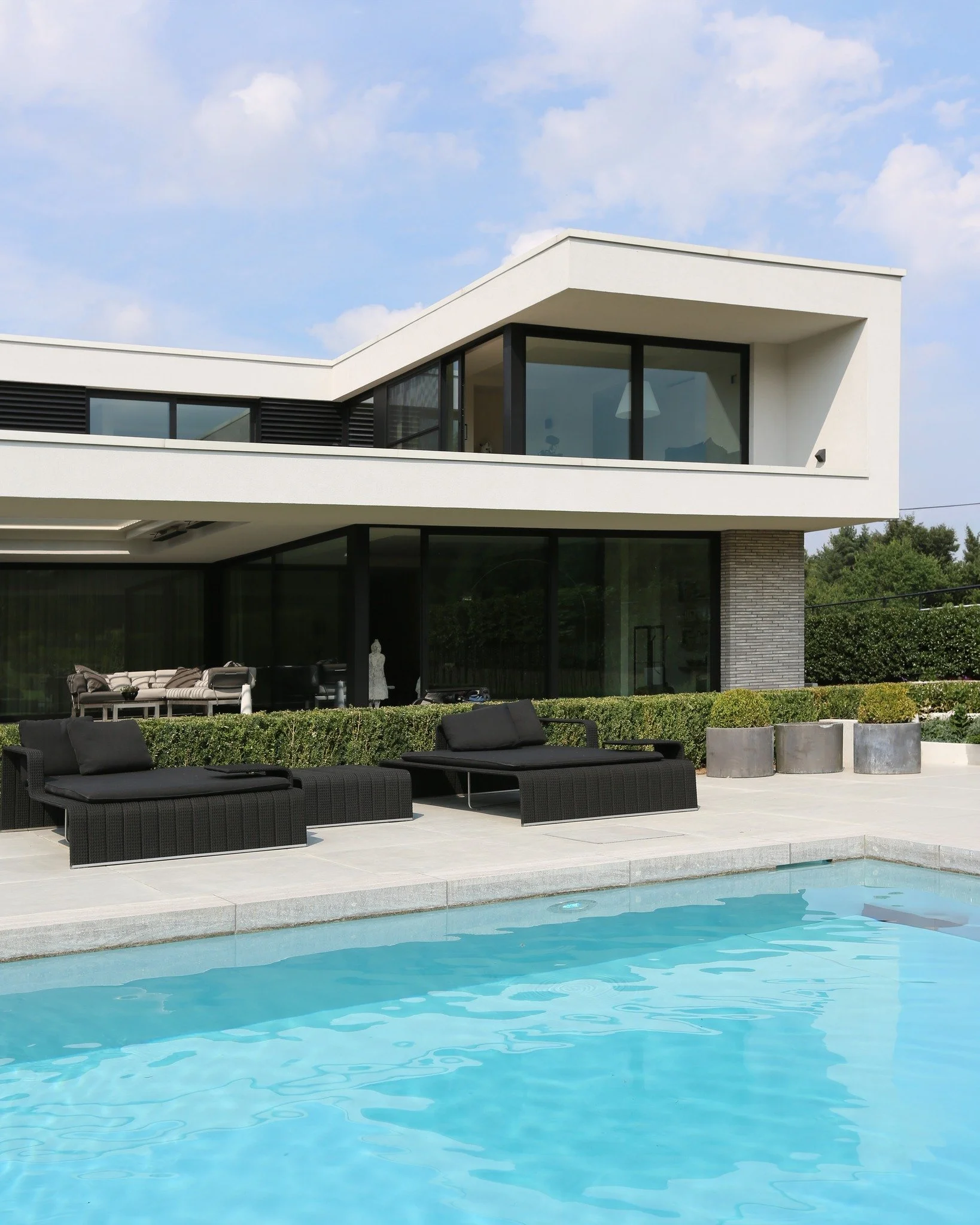 Een unieke synergie tussen exterieur en interieur, ontworpen door @simoni_architecten . Minimalisme met een warme en tijdloze ziel. 

In samenwerking met Francis Schellens Architecten

#simoni_architecten  #Totaalproject #ModernArchitecture #Interior