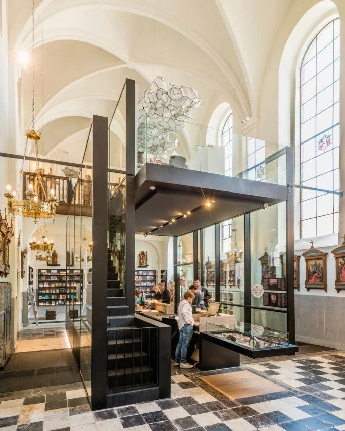Herbestemming in hartje Tongeren. Twee moderne volumes van staal en glas blazen de historische Gasthuiskapel nieuw leven in. Een unieke dialoog tussen verleden en heden, i.s.m. @architectenbureaumicheljanssen &amp; #johandirkx

#architectuur #belgian