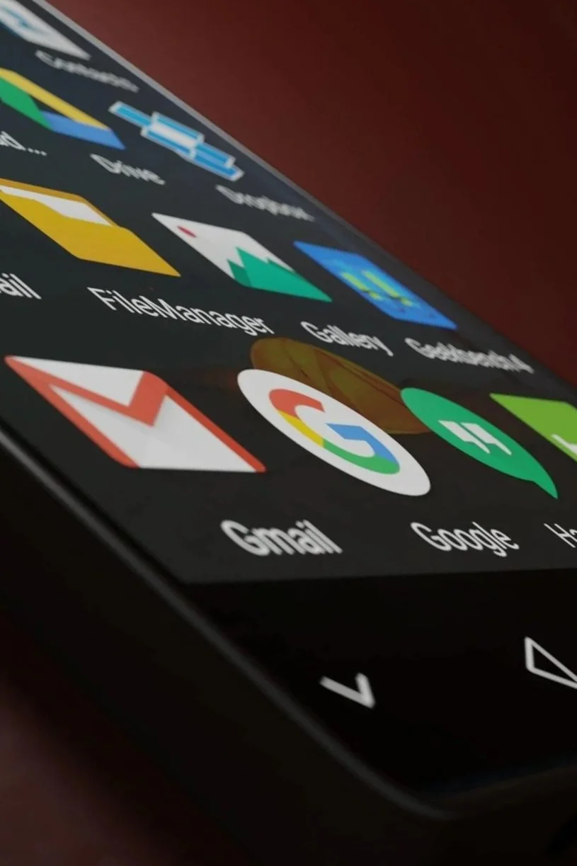 Pantalla de un teléfono móvil con iconos de aplicaciones como Gmail, Google, Calendar, y otras.