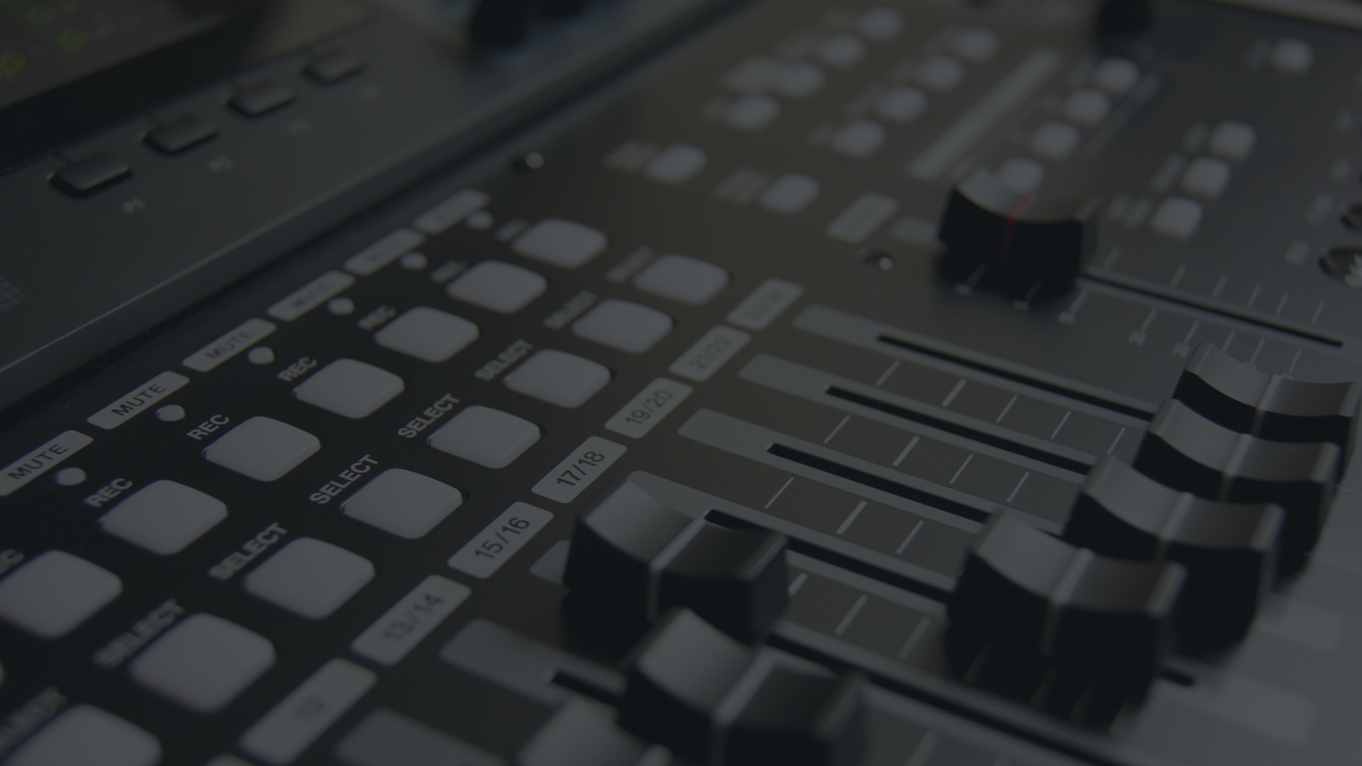 Mesa de mezclas de audio con botones y deslizadores.