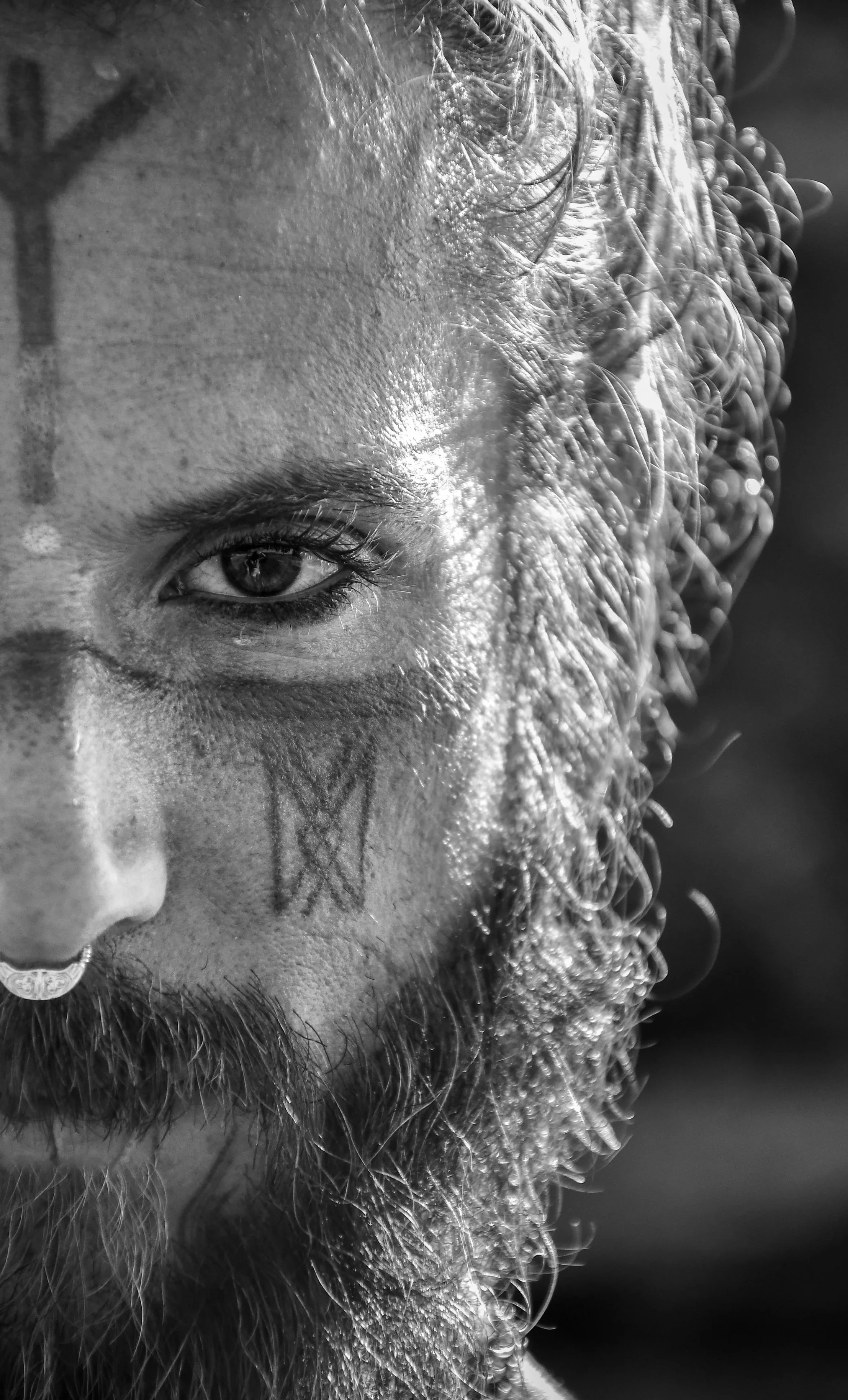 Les clients de Laurie, Fernando et Kate s'embrassent au bord du lac le jour de leur mariage.