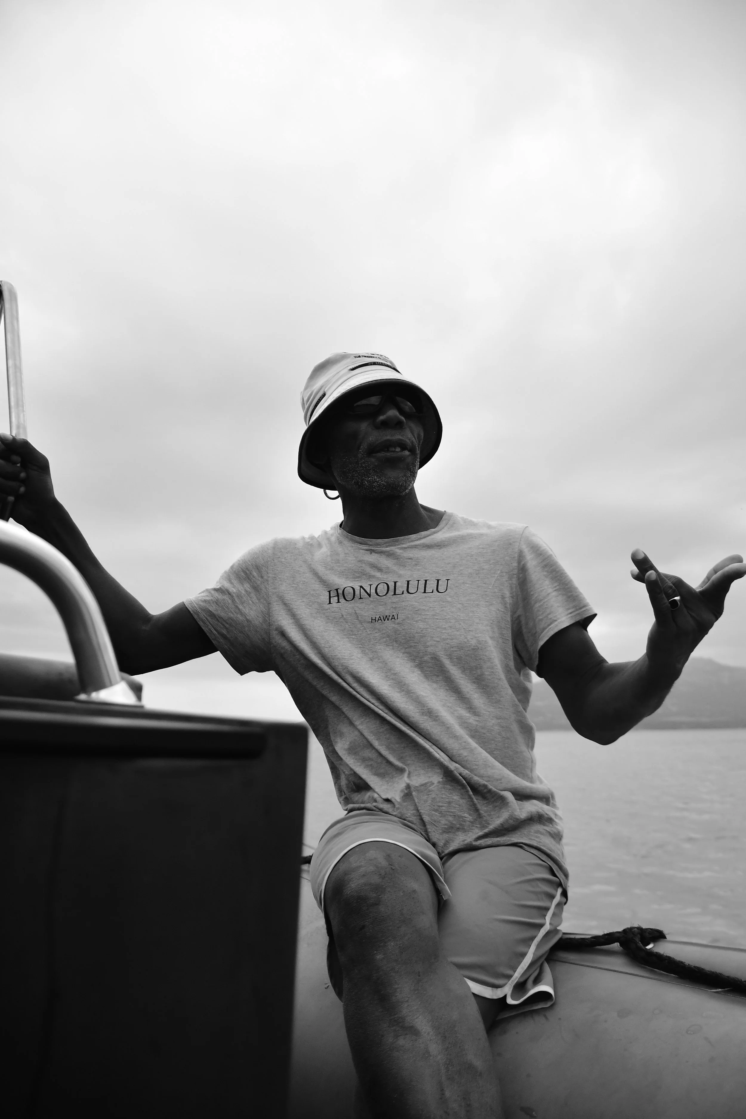 Les clients de Laurie, Mariana et Carmen, se tenant la main sur une pelouse verte le jour de leur mariage.