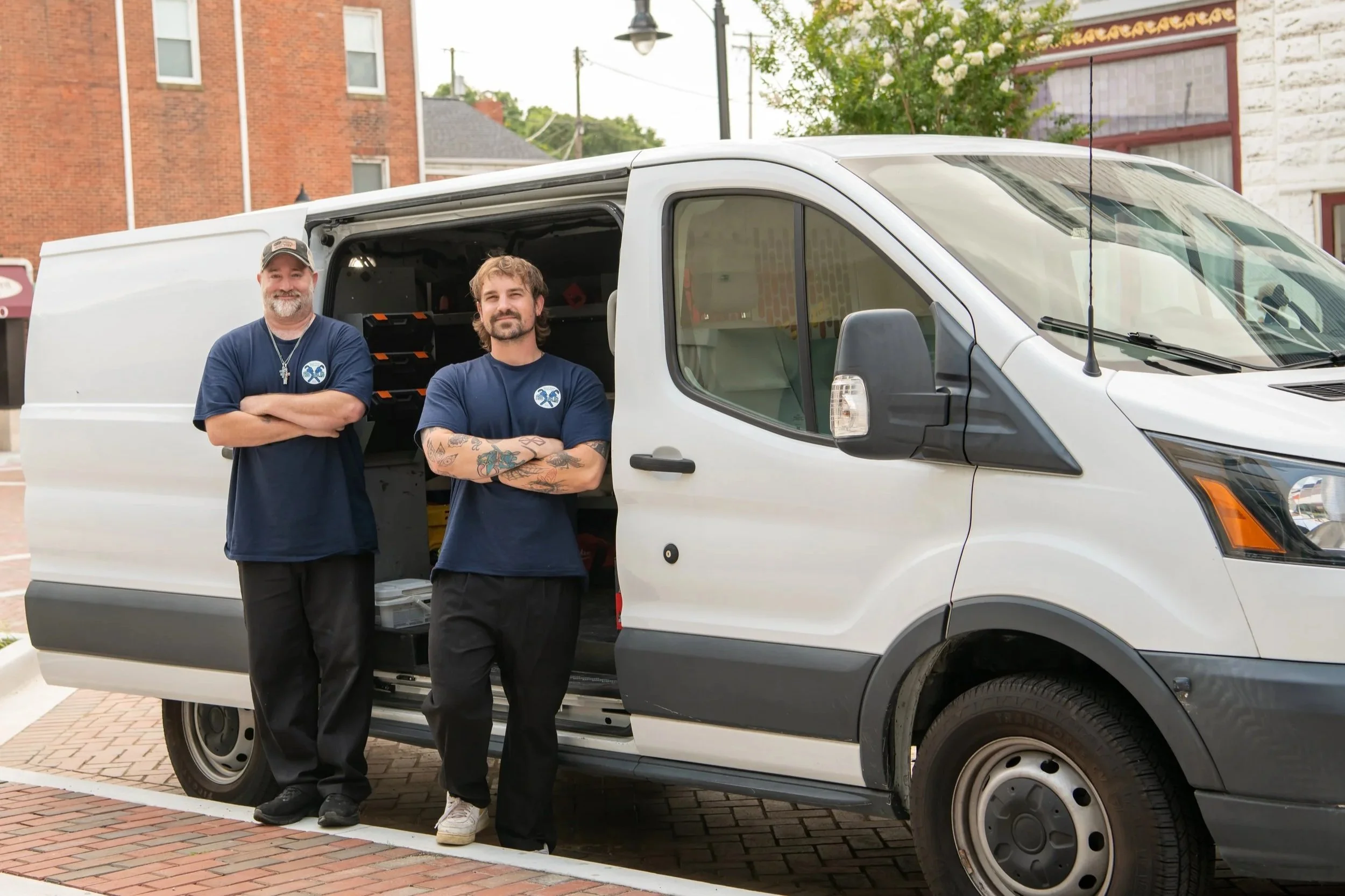 Oranssi carpenter using bench saw