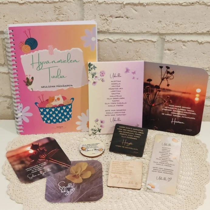 Poukaman runotuotteiden valikoimasta löydät esimerkiksi runokortteja, runomagneetteja, muistivihkoja ja neulojanpäiväkirjan.