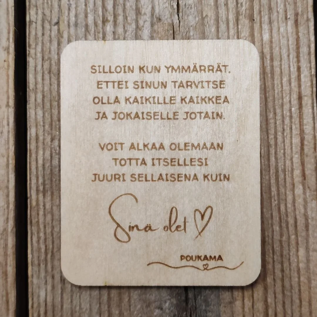 Runomagneetti - Totta itsellesi. Koivuvanerisella jääkaappimagneetilla ilahdutat niin itseäsi kuin ystävääsi.