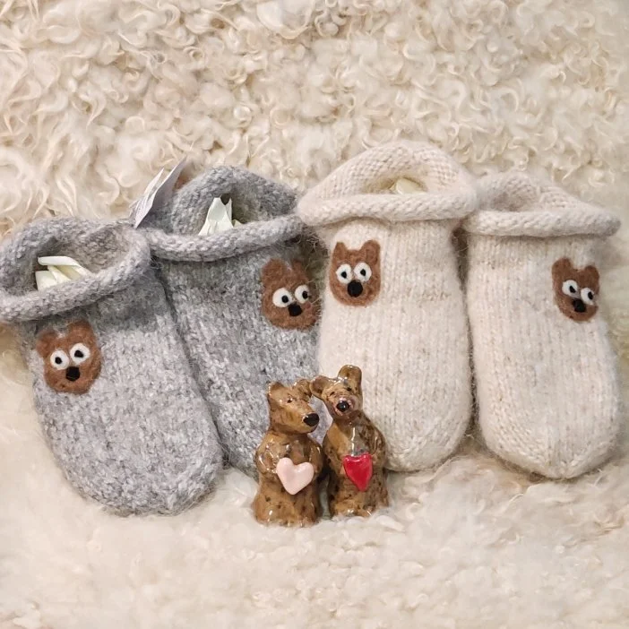 Poukaman valikoimassa on Johanna valmistamia neuletuotteita, kuten huopatossuja ja keraamisia taide-esineitä.