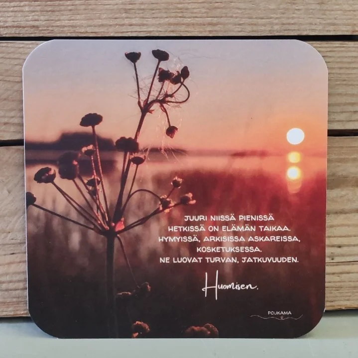 Runokortti - Pienissä hetkissä. Kortin koko 14x14cm.