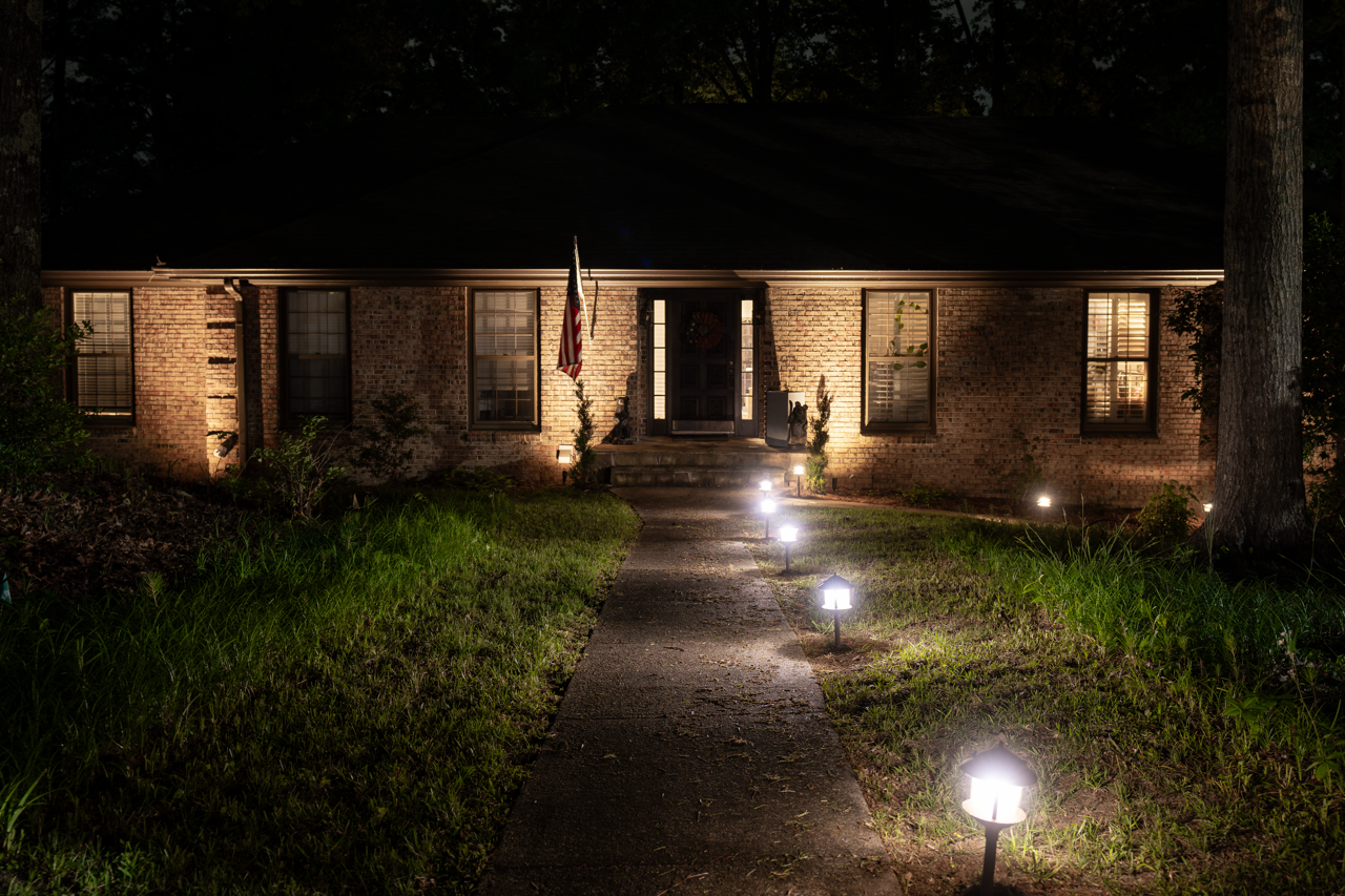 Permanent outdoor lights. House lights. Outdoor lighting company North Atlanta