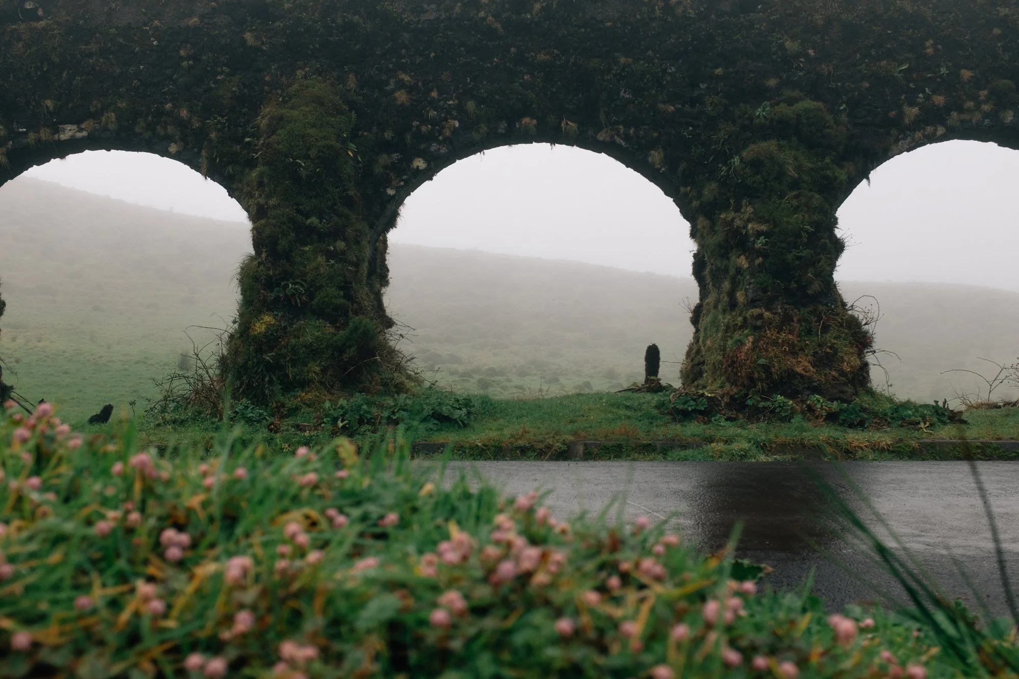 Aqueduct near Muro das Nove Janelas (Wall of Nine Windows). Dates to the 16th–17th centuries as part of the Convento da Esperança.