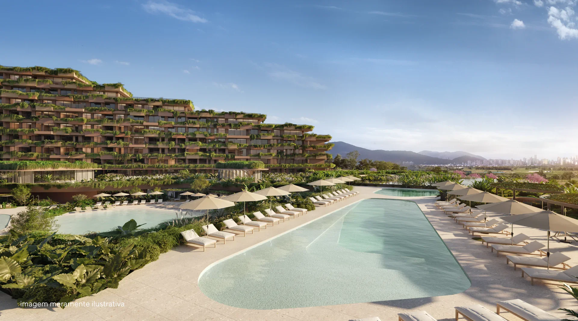 Piscina com espreguiçadeiras e guarda-sóis na área externa de um hotel, com prédio de apartamentos verdes ao fundo e montanhas ao horizonte, sob céu azul com algumas nuvens.