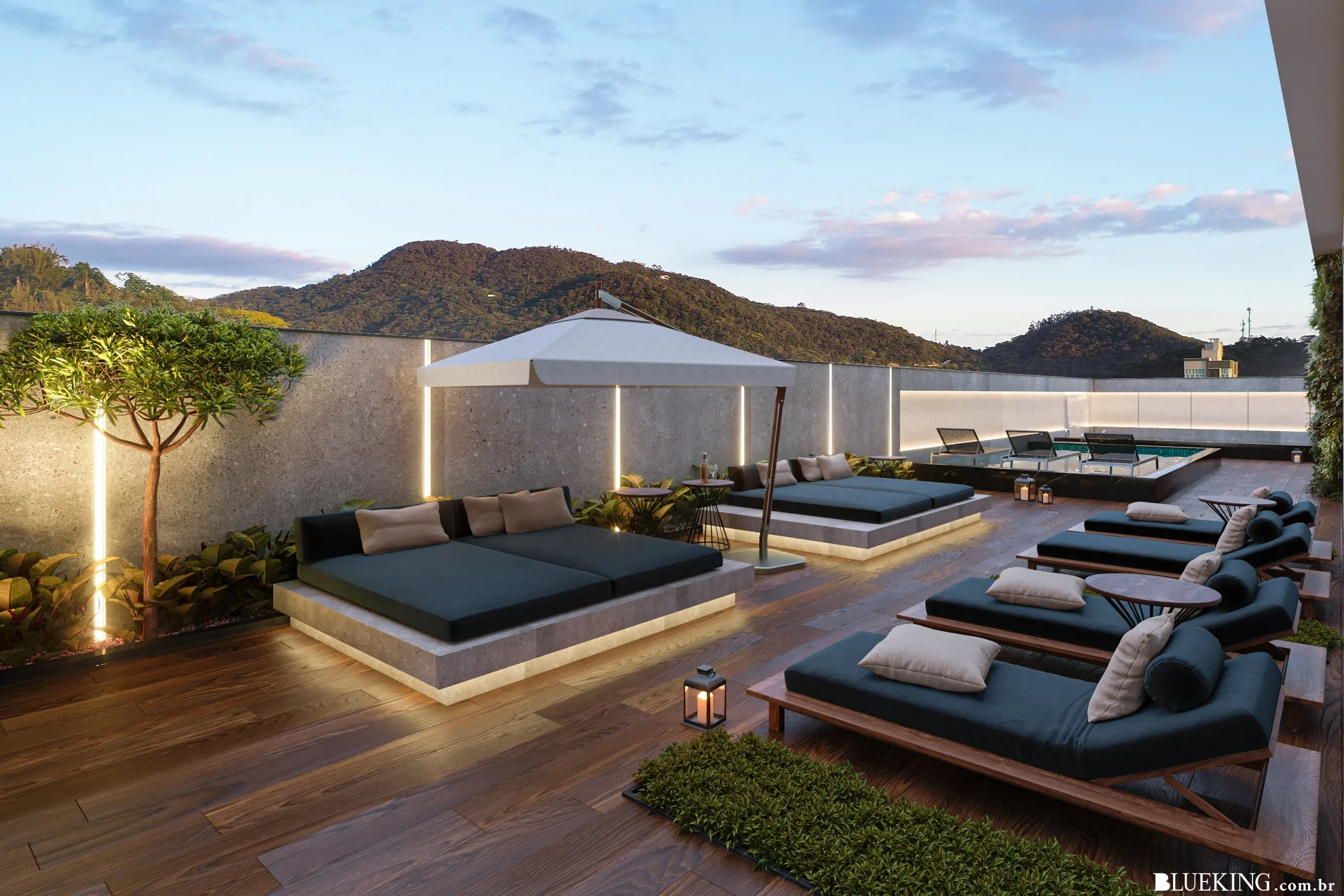 Terraço ao ar livre com espreguiçadeiras, sofá cama, uma pequena piscina, guarda-sol, iluminação decorativa, cercado por uma parede de concreto e vista de montanhas ao fundo.