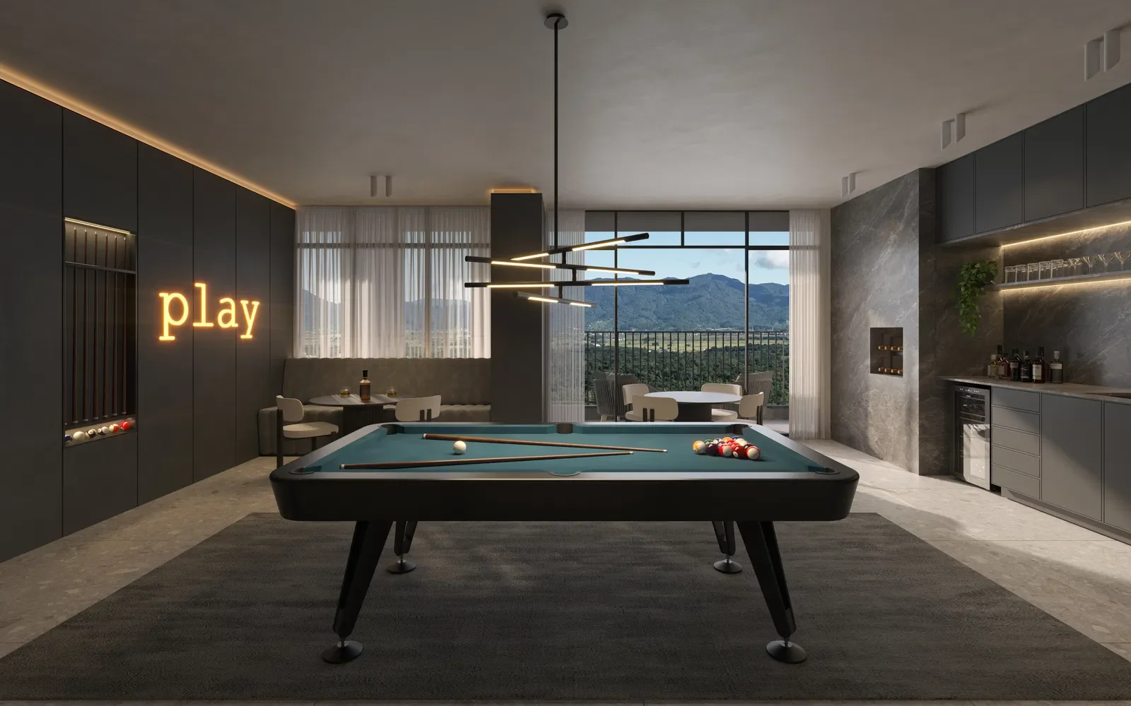 Sala de jogos com mesa de bilhar, assentos ao fundo, luminária moderna, vista de janelas com montanhas ao fundo, parede com neon escrito 'play'.