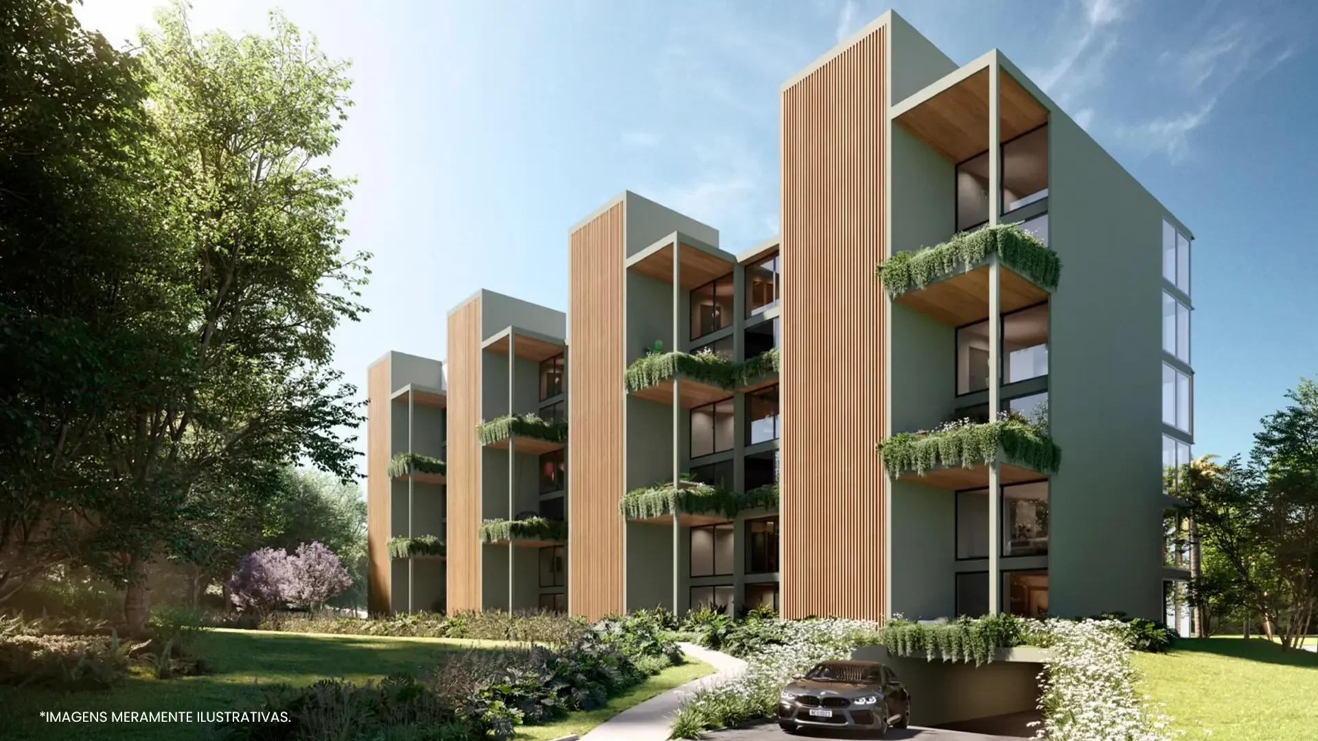 Conjunto habitacional de três andares com fachada moderna, painéis de madeira e varandas com jardins, rodeado por área verde com árvores e arbustos, e uma rua de pedestres com carro estacionado.