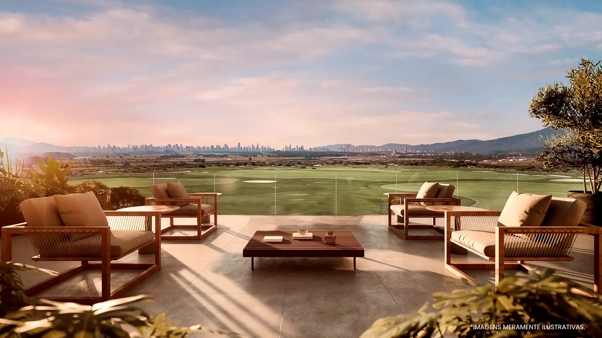 Varanda com móveis de madeira, cinco cadeiras com almofadas e mesa baixa, vista para um campo de golfe e uma cidade ao fundo ao pôr do sol.