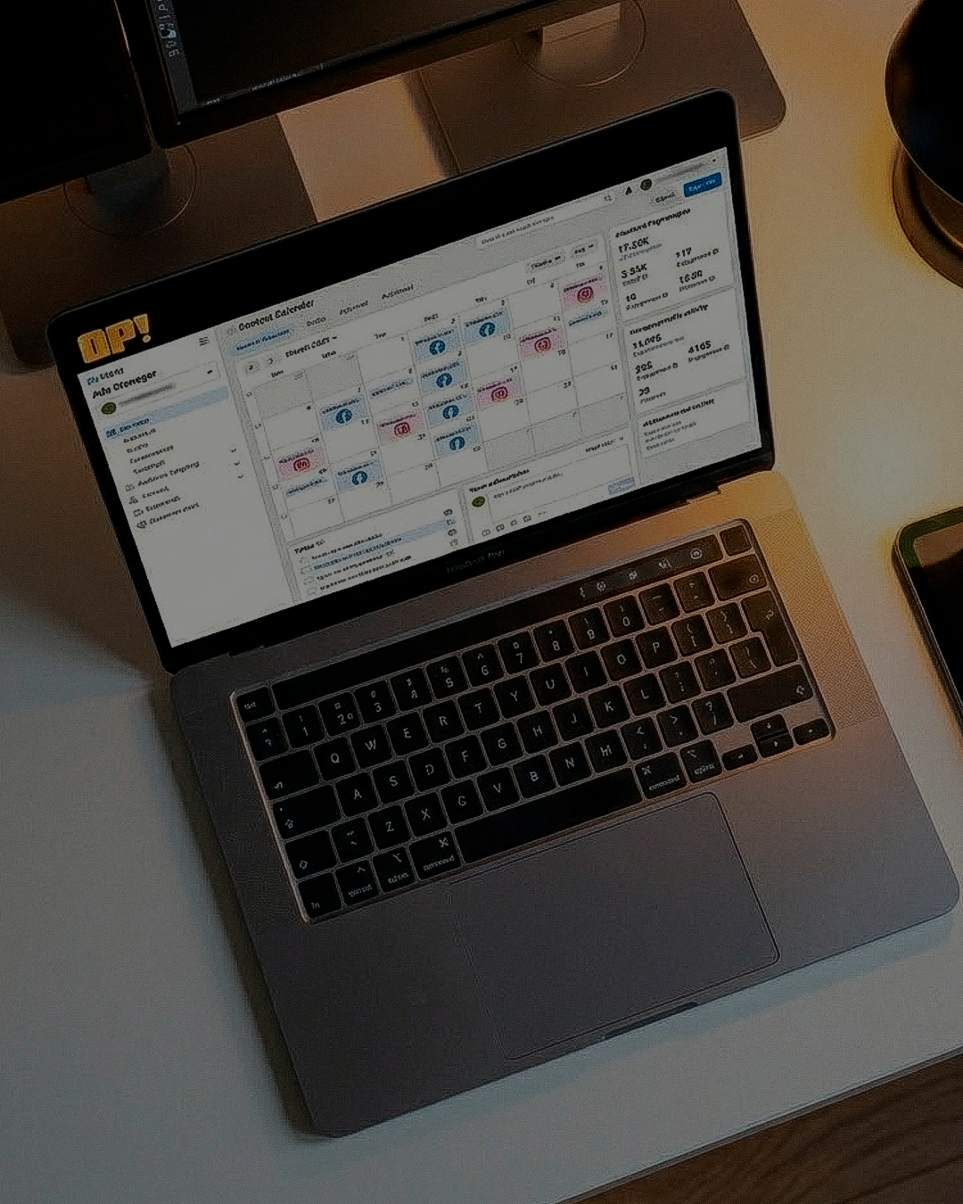 Un portátil abierto en una mesa que muestra una pantalla de calendario semanal con eventos y tareas programadas.