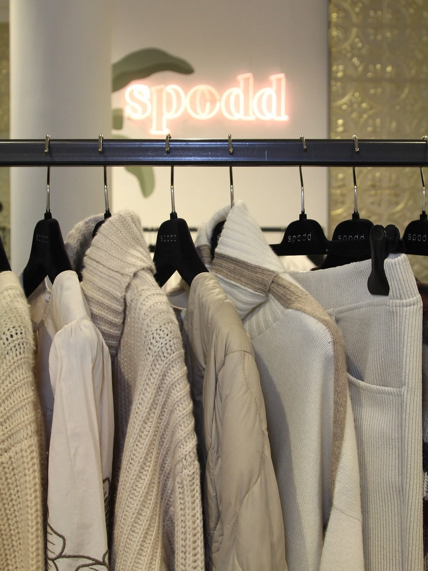 Neue Teile, frische Looks und ganz viel Liebe zum Detail 🤍

Komm vorbei, entdecke die neue Kollektion, g&ouml;nn dir einen hei&szlig;en Kaffee, gute Gespr&auml;che und einen entspannten Shopping-Moment mitten in der Stadt.
Mode, die sich gut anf&uum