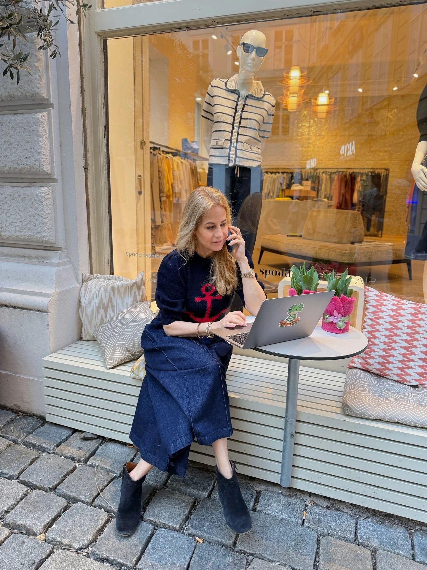Working mood with SPODD ✨
Emails, good vibes &amp; a perfect outfit!

Und zwischendurch?
Ein gem&uuml;tlicher Platz bei uns im Store, ein Kaffee in der Hand und einfach kurz den Moment genie&szlig;en ☕🤍