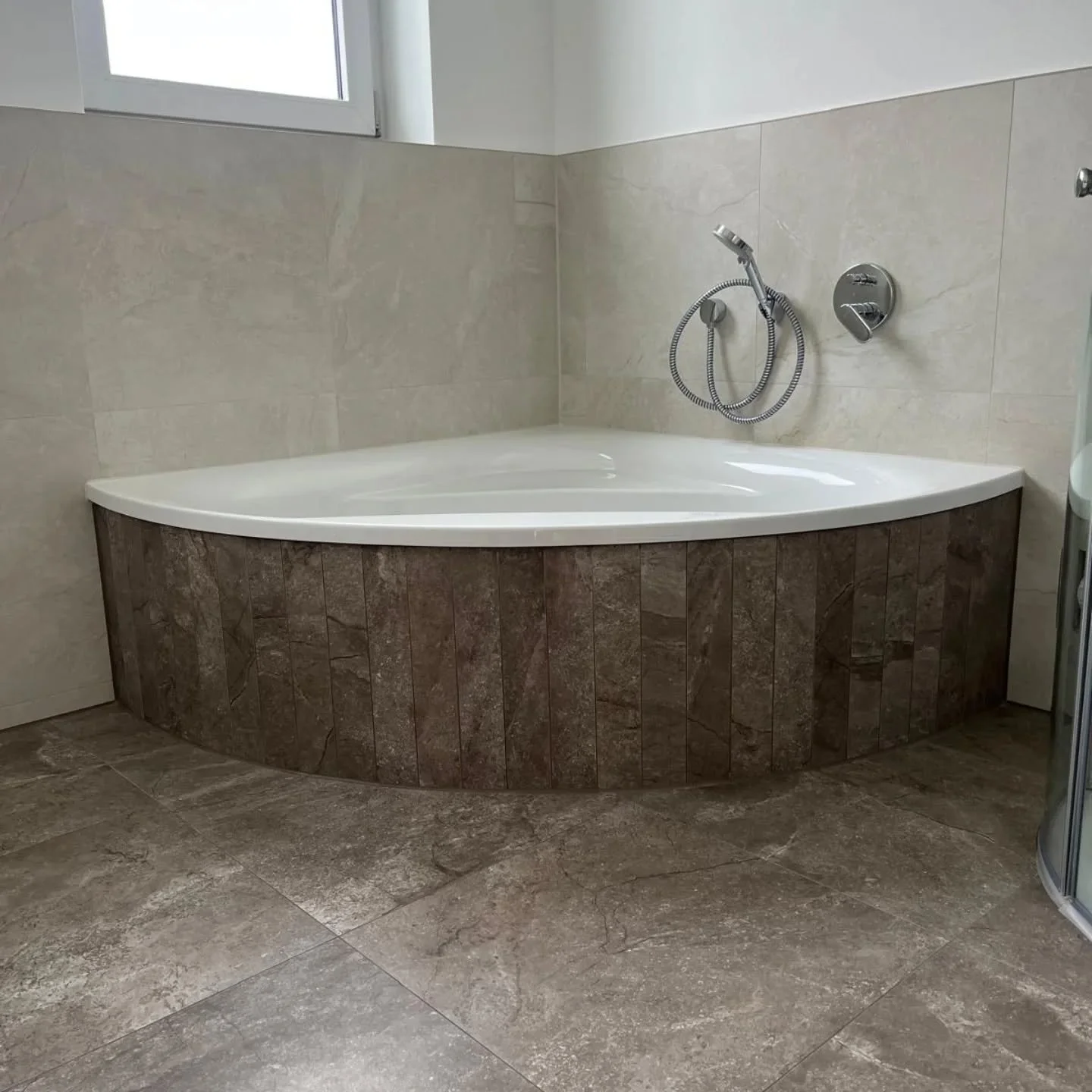 Vor kurzem durfte ich dieses Bad in zeitlosem Design neu gestalten.💪🏼😄
Ein besonderer Blickfang ist die elegant geschwungene Badewanne.💧

#gsfliesen #badsanierung #blickfang #qualit&auml;t