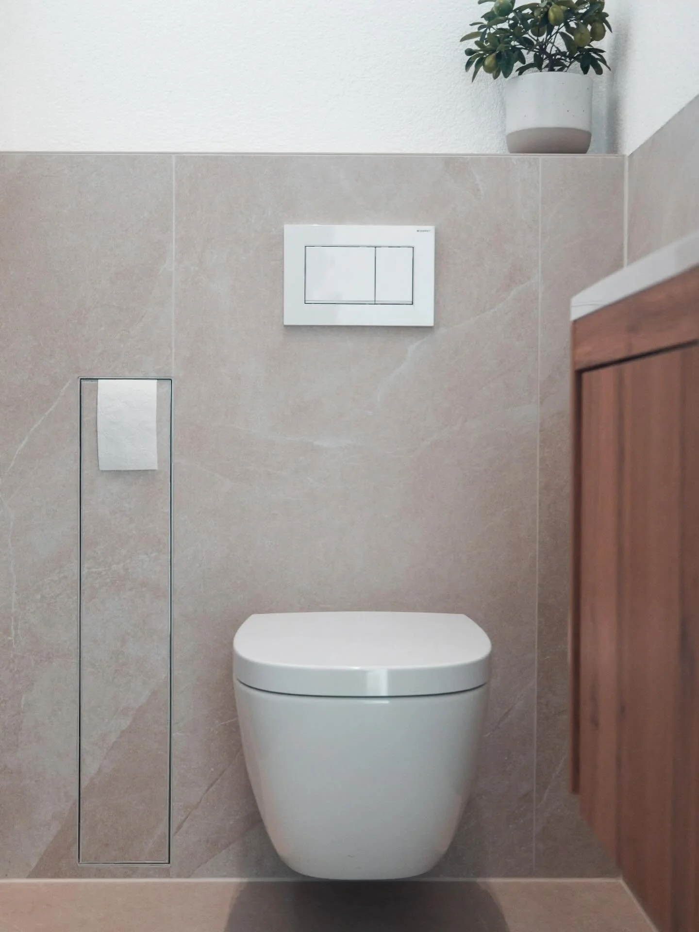 Modernes, minimalistisches WC: Gro&szlig;formatfliesen in ged&auml;mpften Beiget&ouml;nen. Fugenarme Optik und matte Oberfl&auml;chen betonen klare Linien.

Das Highlight ist zweifelsohne das befliesbare Unterputz WC-Modul, welches eine durchgehende 
