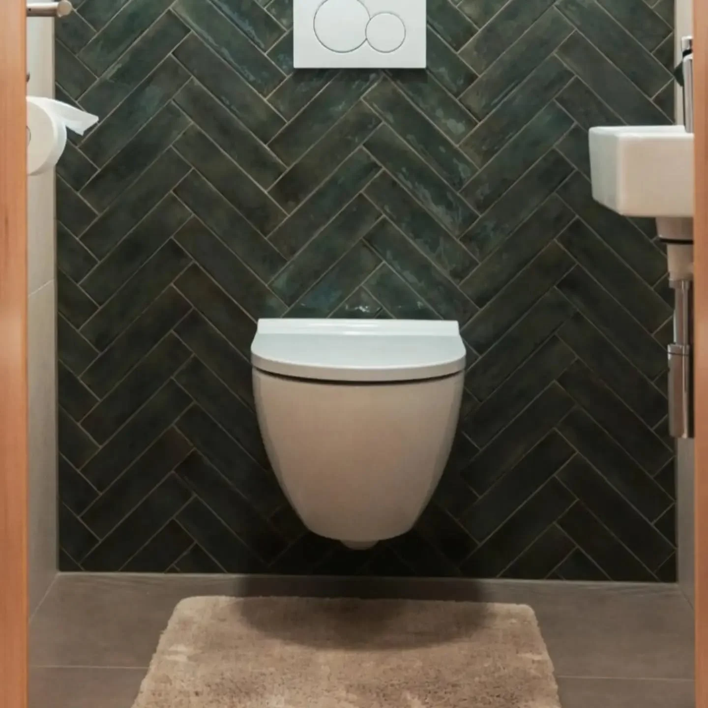 Echtes Handwerk⚒️: St&auml;bchenfliesen verlegt im Fischgr&auml;tmuster treffen auf zeitlose Gro&szlig;formatfliesen!💪🏼🤩
#GSFliesen #fliesenhandwerk #fischgr&auml;tmuster
