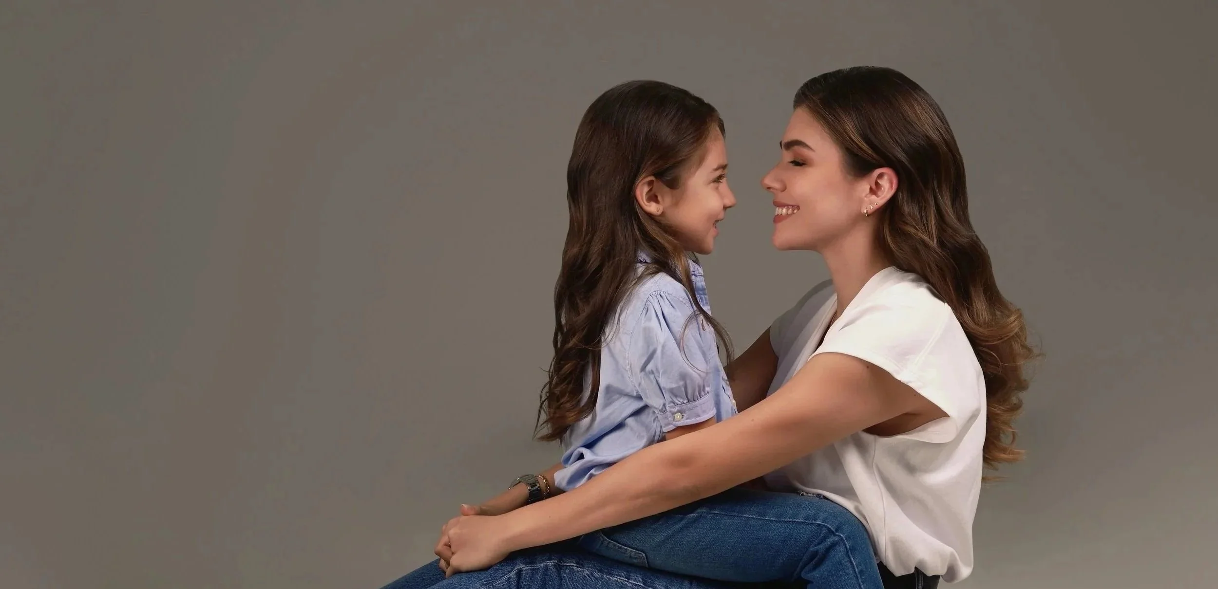Une mère et sa fille assises ensemble.