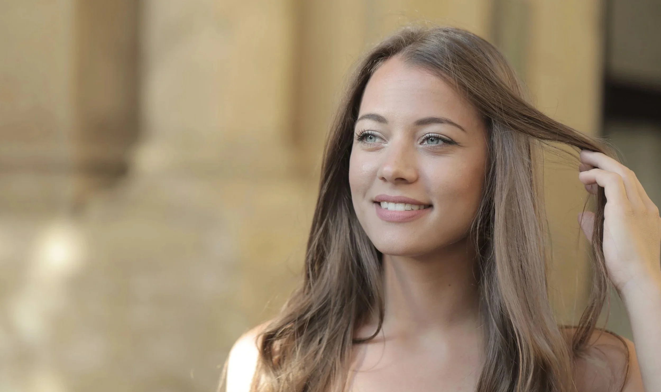 Jeune femme souriante.